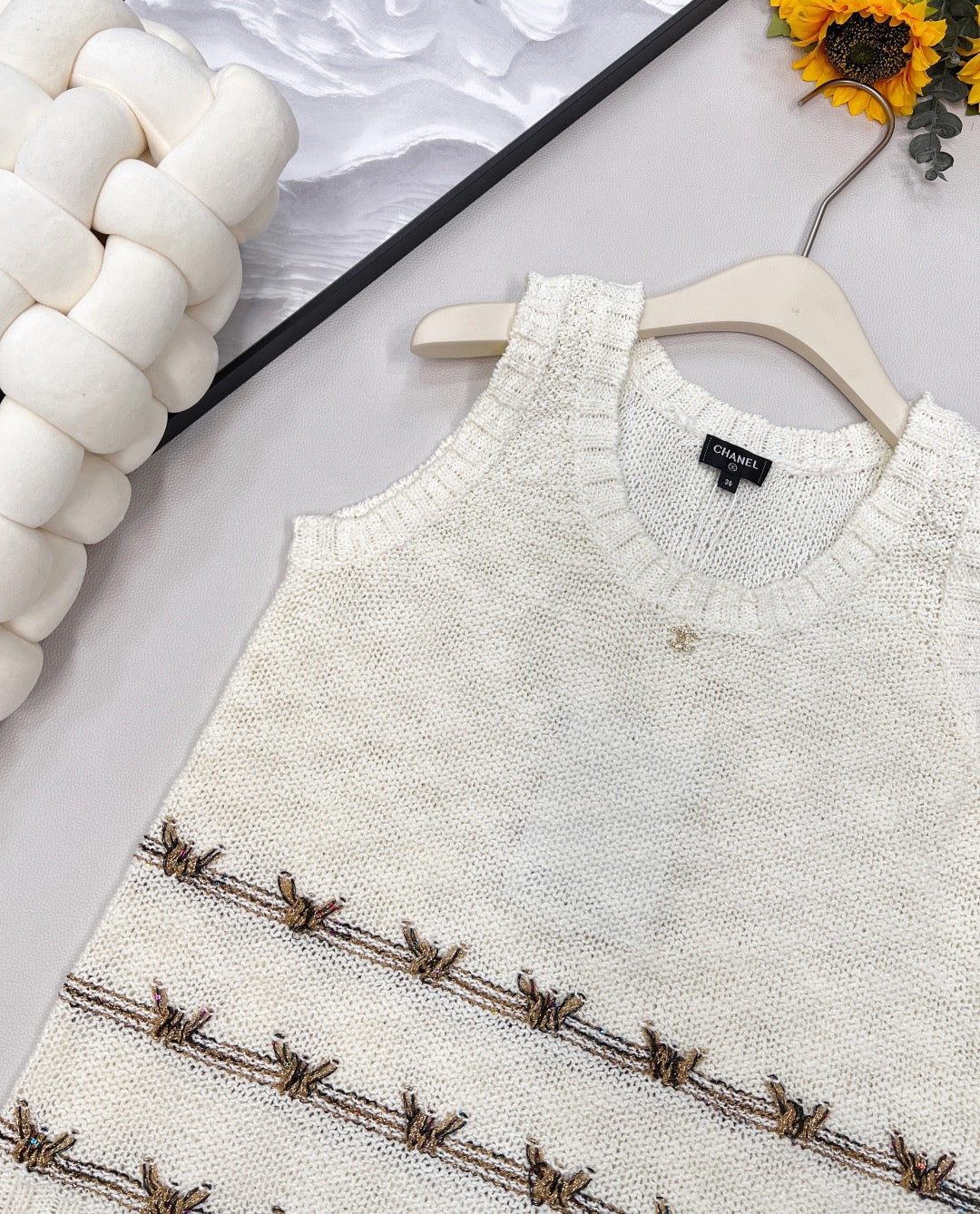 Gilet tricoté avec broderie papillon en fil d'or