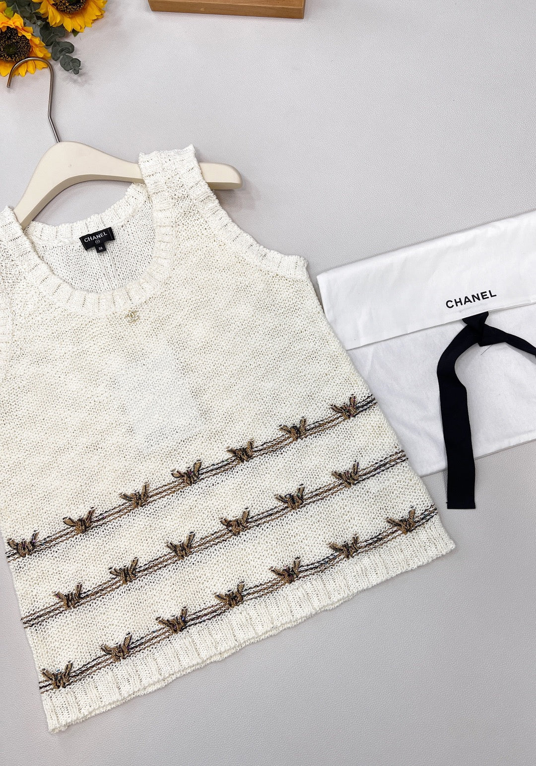 Gilet tricoté avec broderie papillon en fil d'or