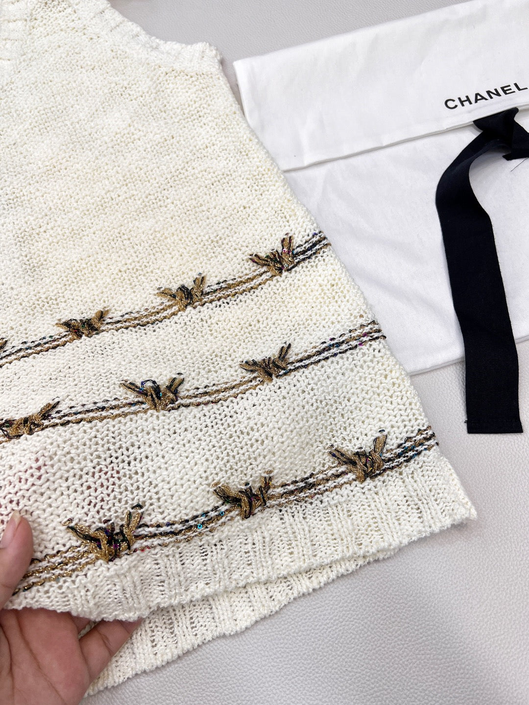 Gilet tricoté avec broderie papillon en fil d'or