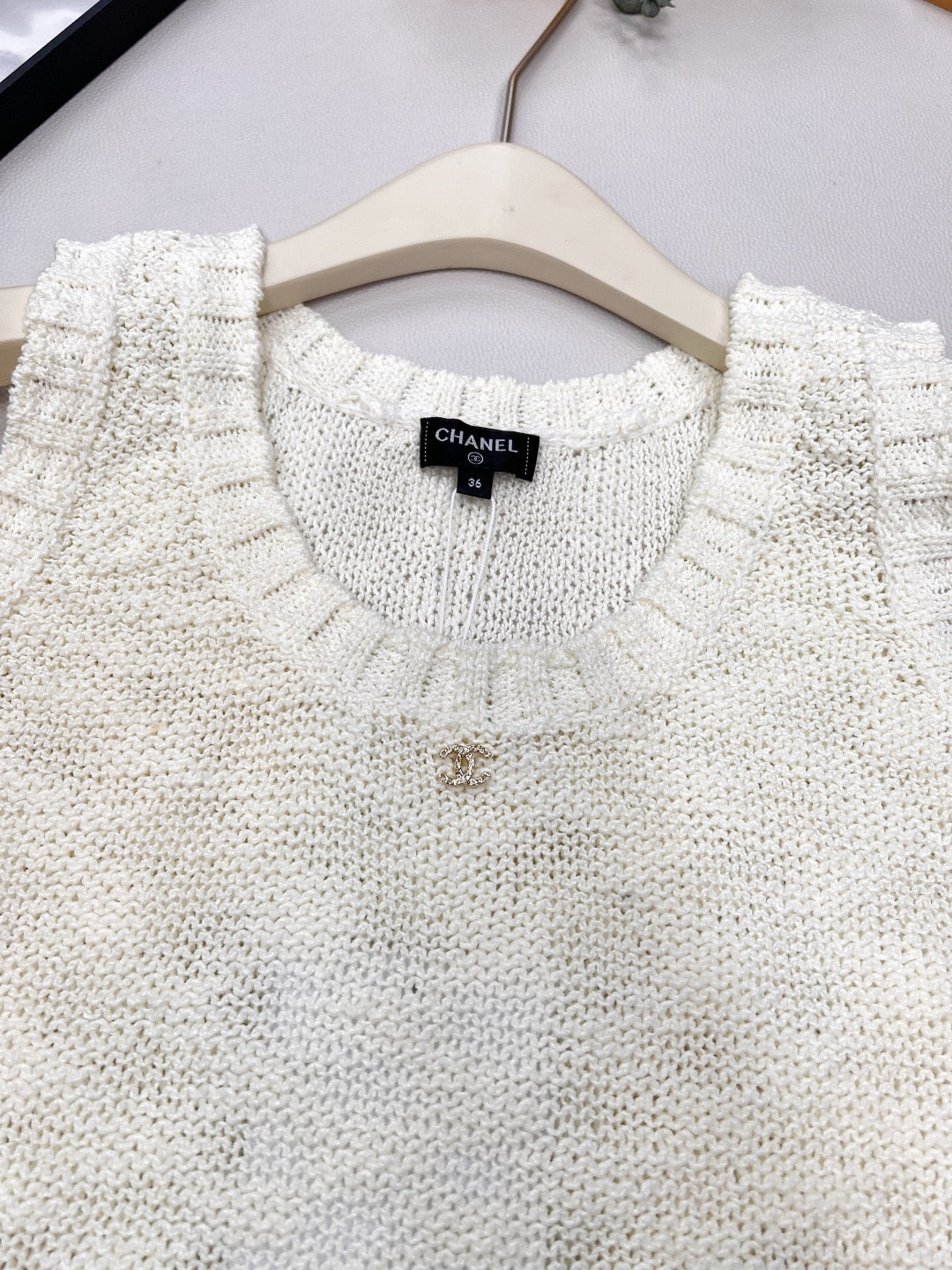 Gilet tricoté avec broderie papillon en fil d'or