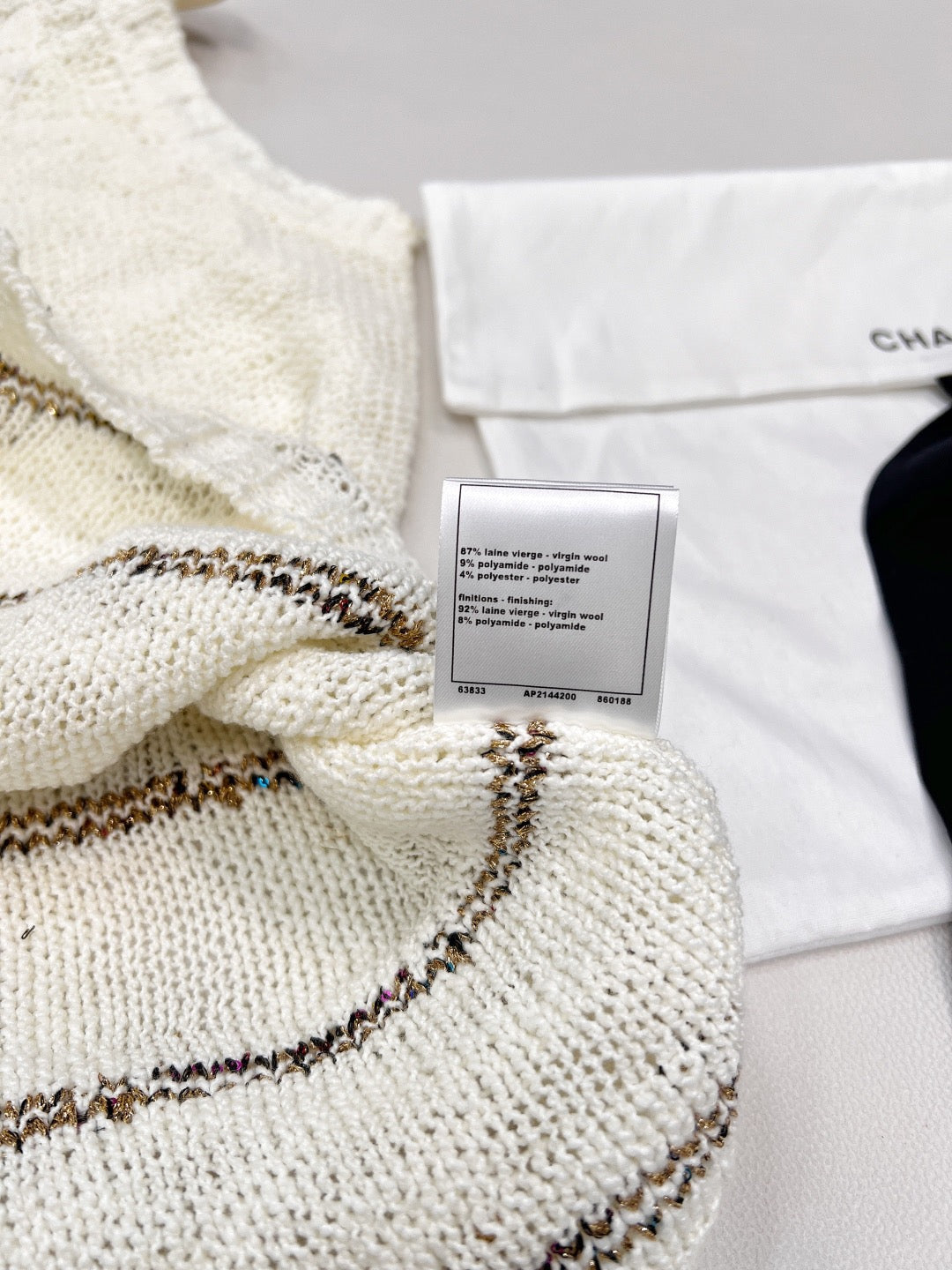 Gilet tricoté avec broderie papillon en fil d'or