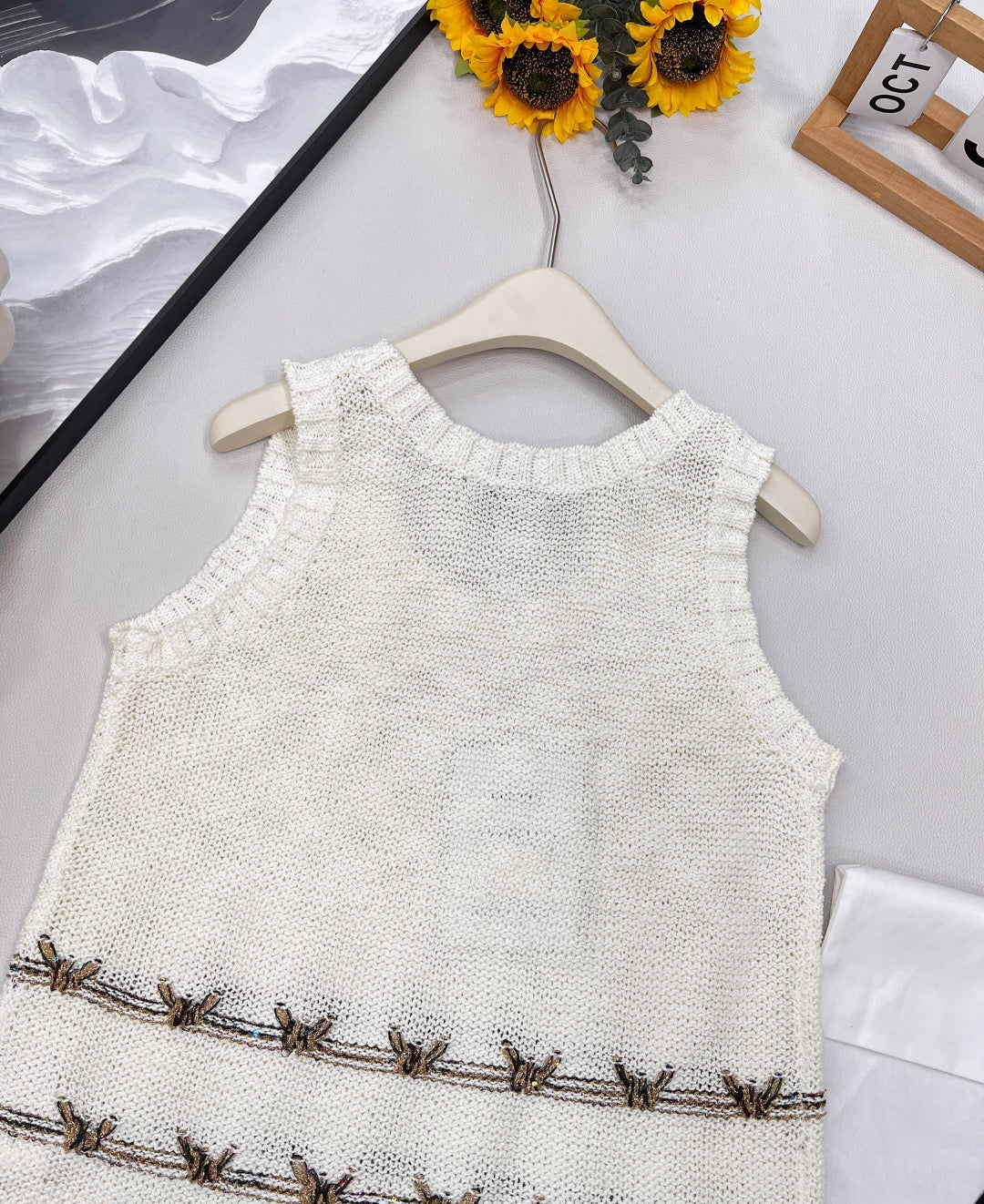 Gilet tricoté avec broderie papillon en fil d'or