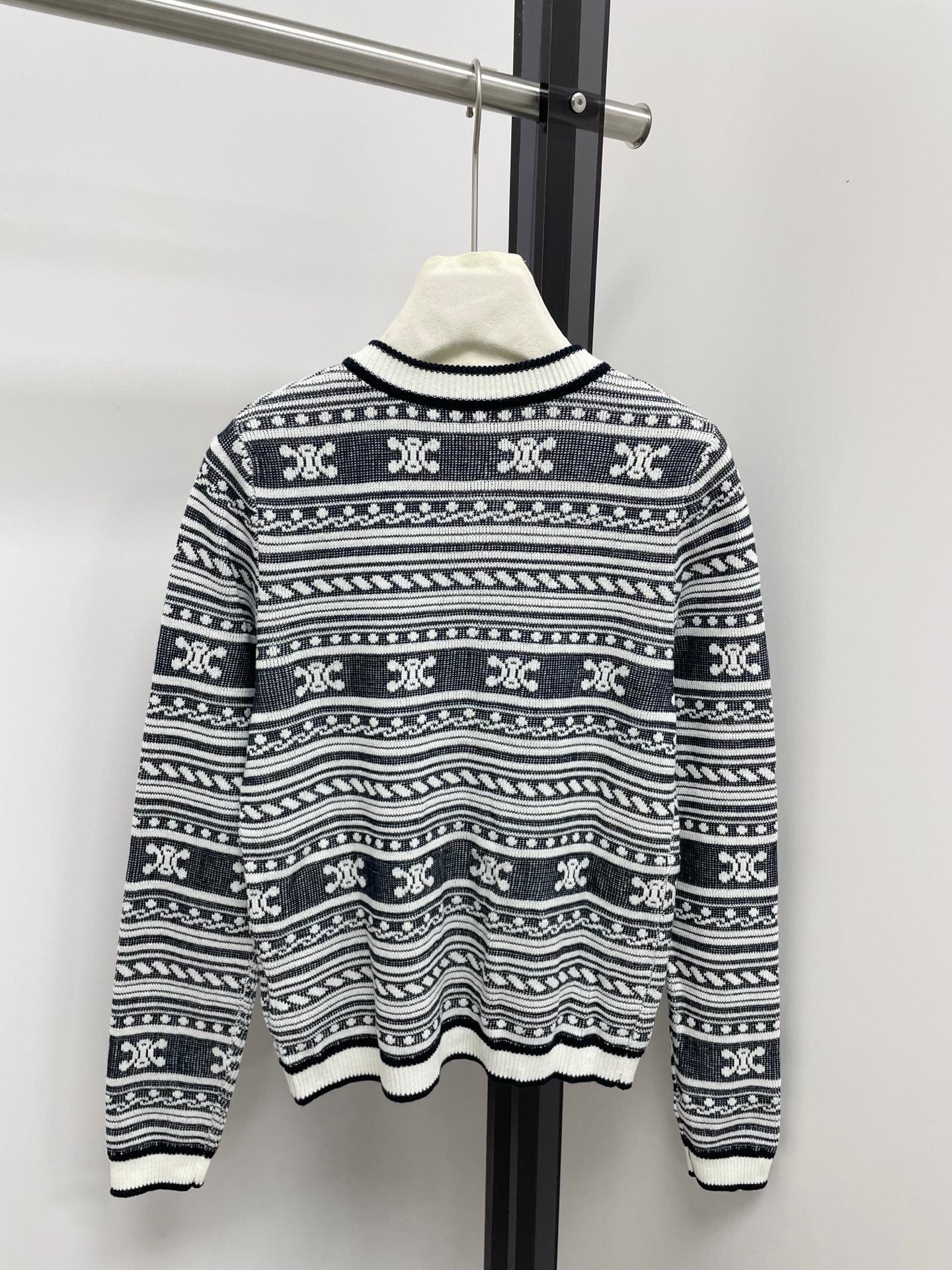 E long sleeve crew neck