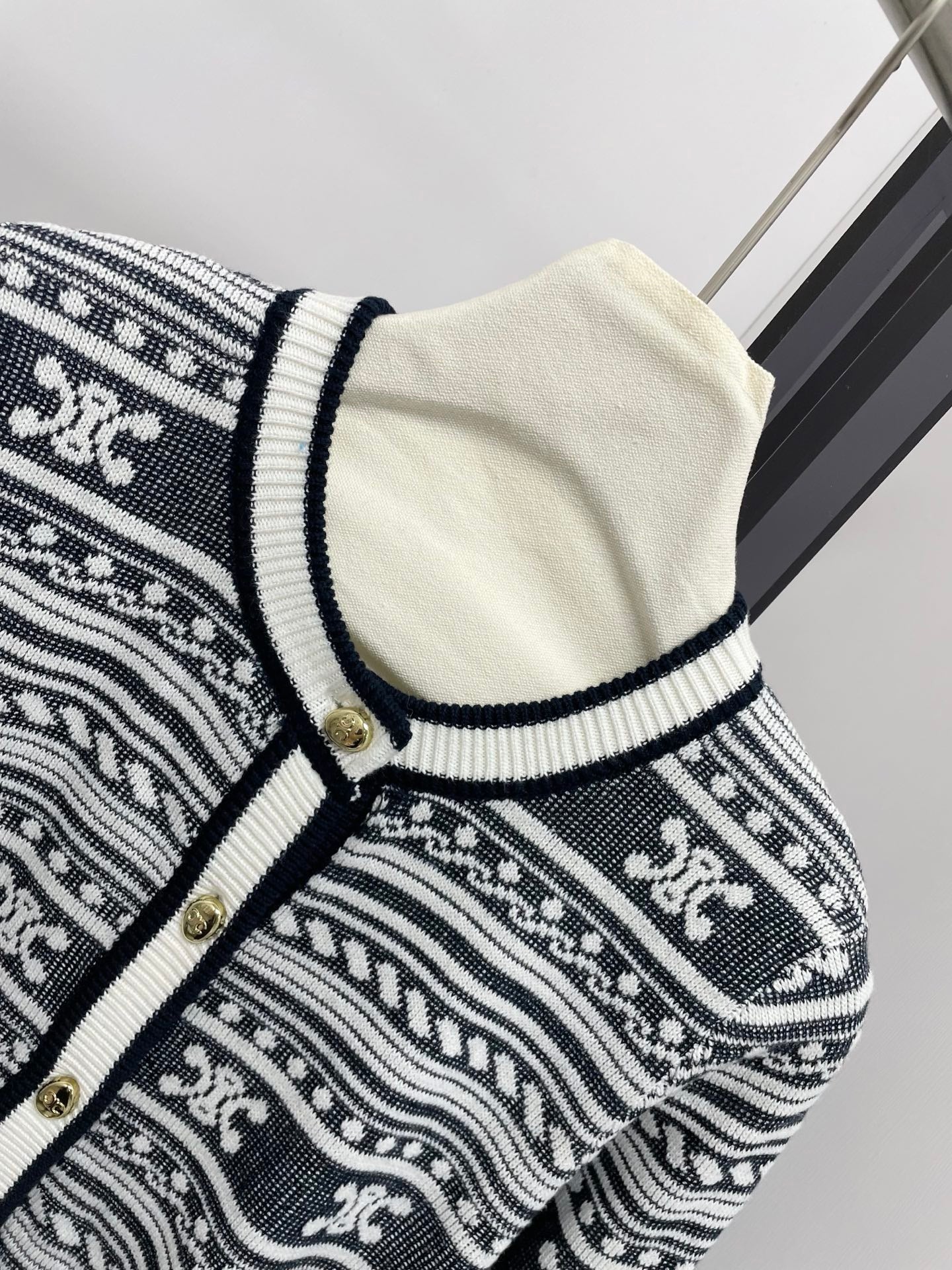 E long sleeve crew neck