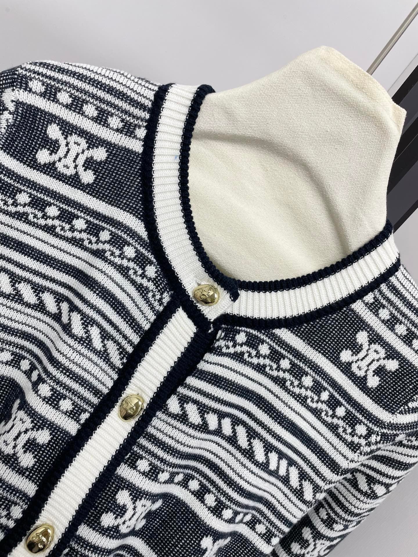 E long sleeve crew neck