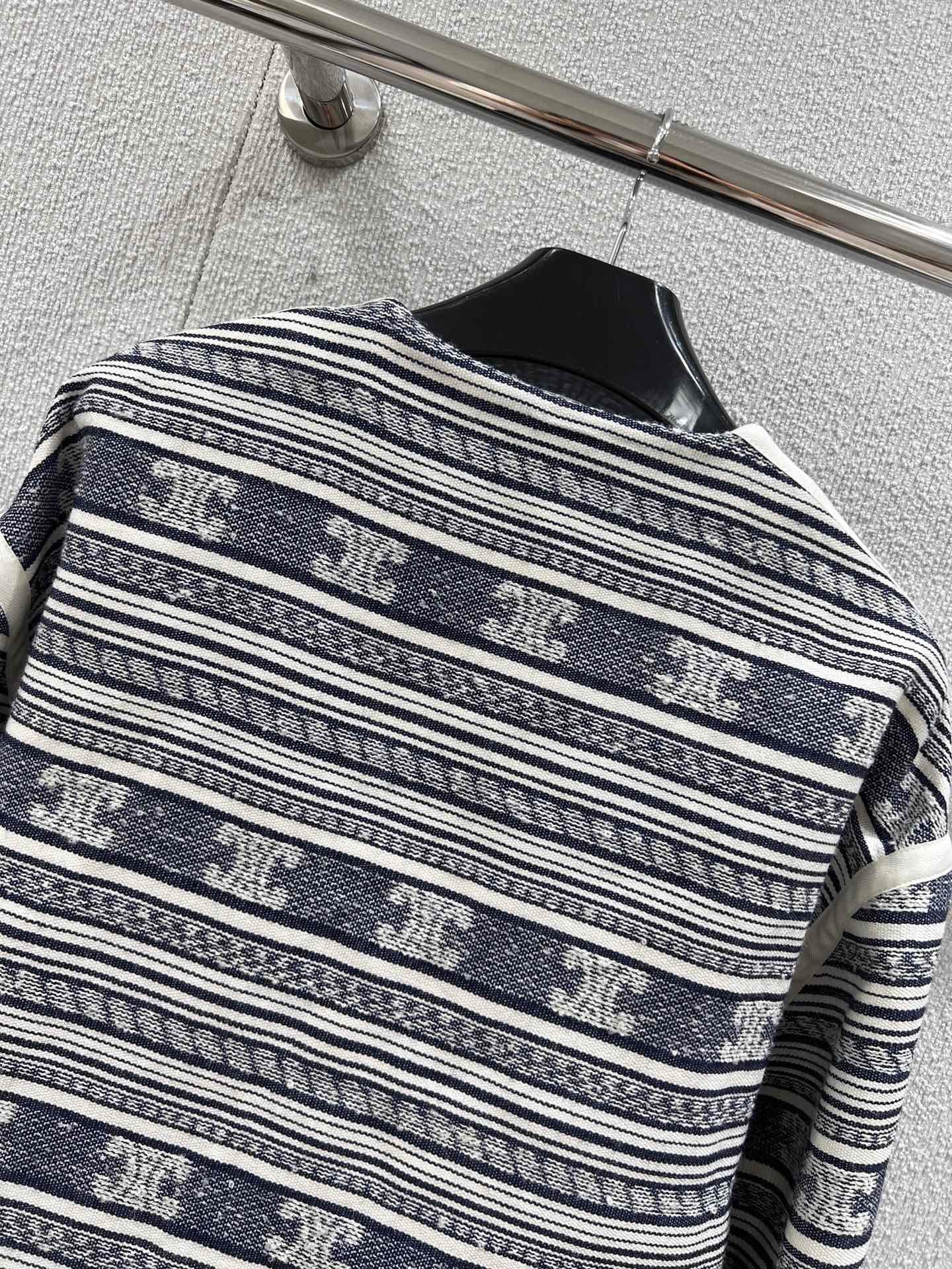 Veste à col rond et simple boutonnage en jacquard avec logo rayé, nouvelle collection début d'automne 25Fw