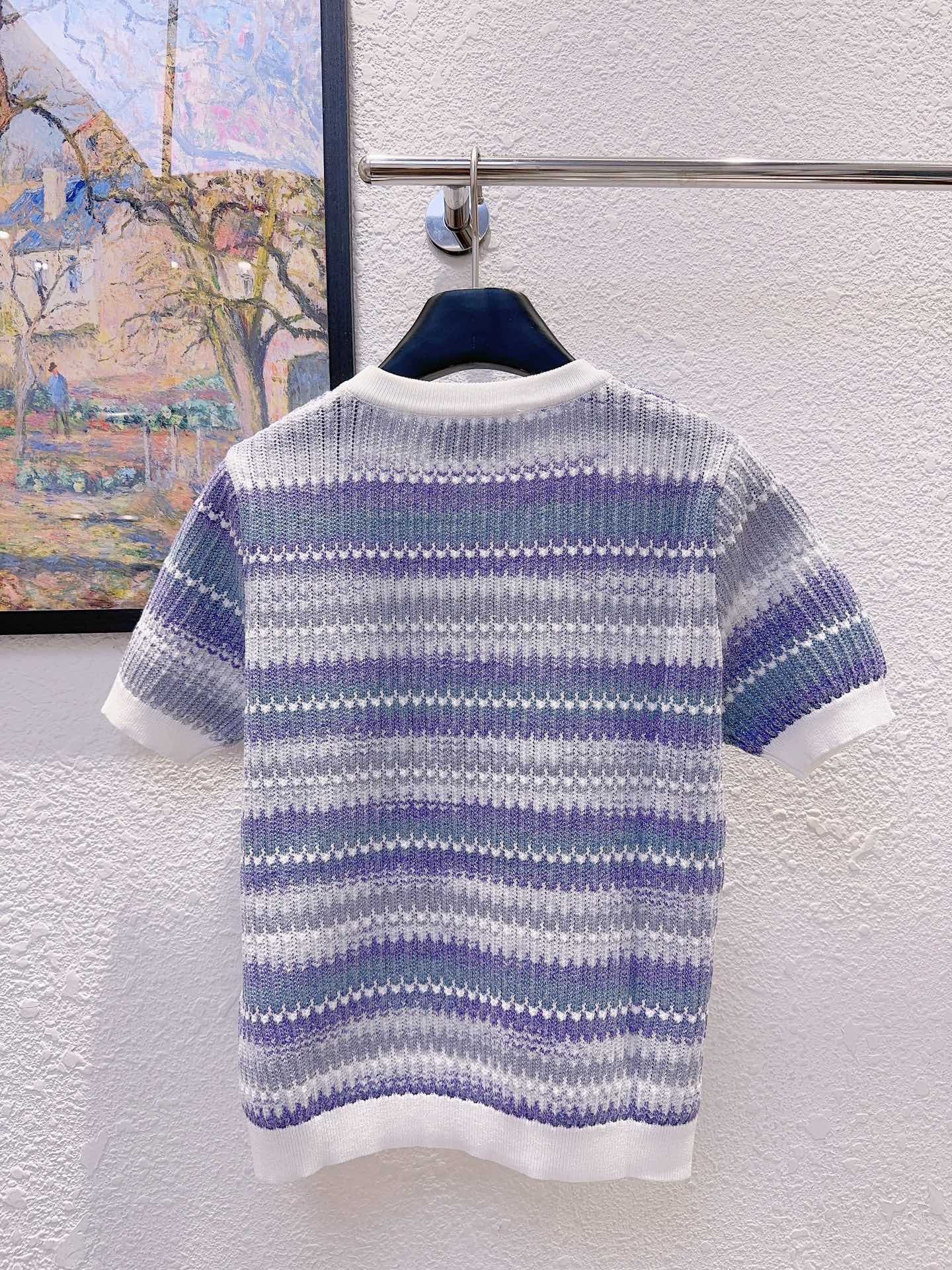 Manches courtes double C pailletées sur la poitrine