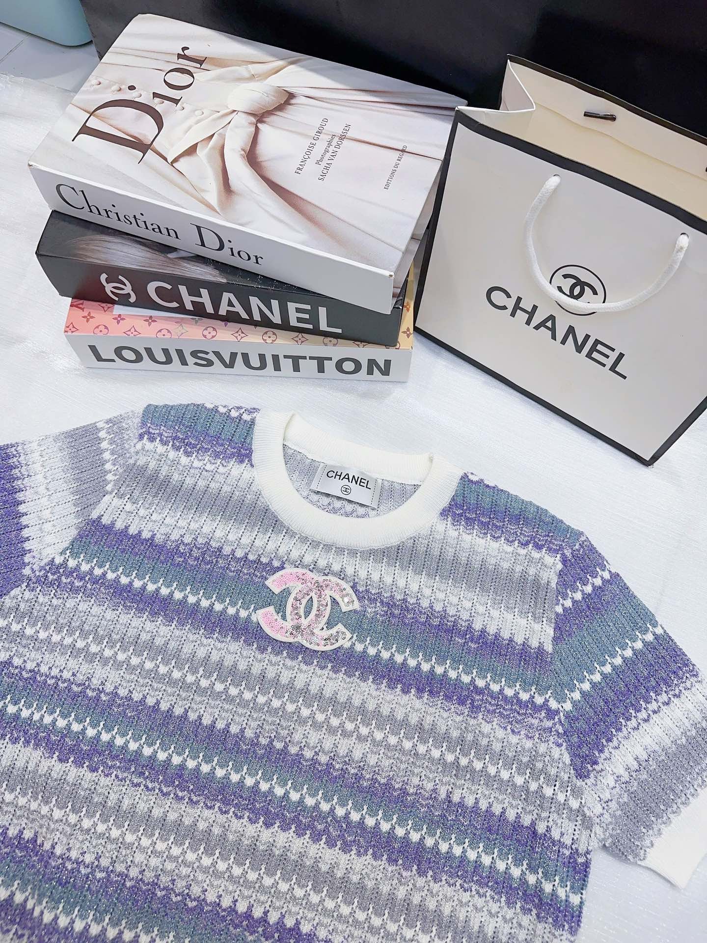 Manches courtes double C pailletées sur la poitrine