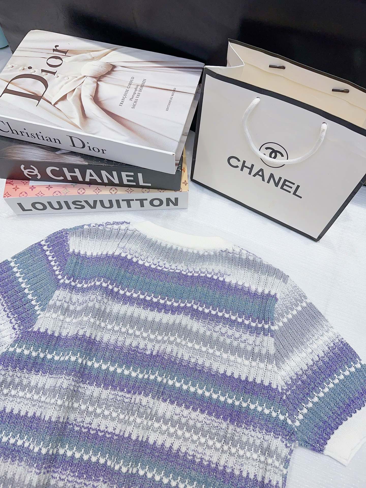 Manches courtes double C pailletées sur la poitrine