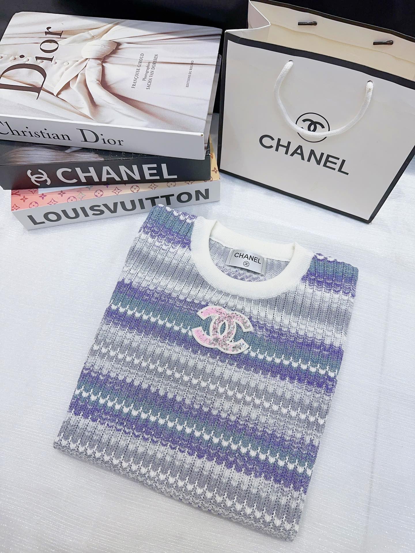 Manches courtes double C pailletées sur la poitrine