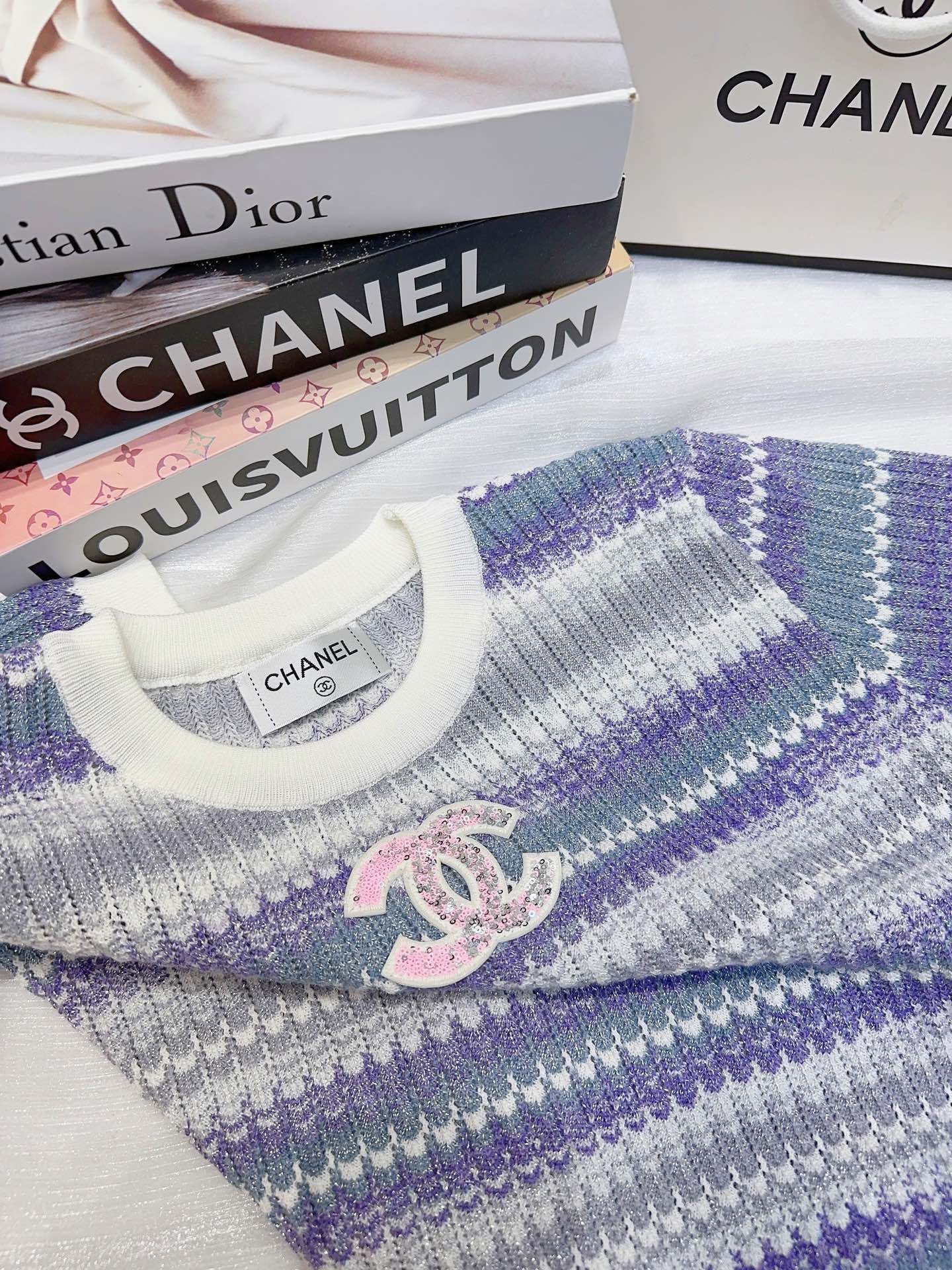 Manches courtes double C pailletées sur la poitrine