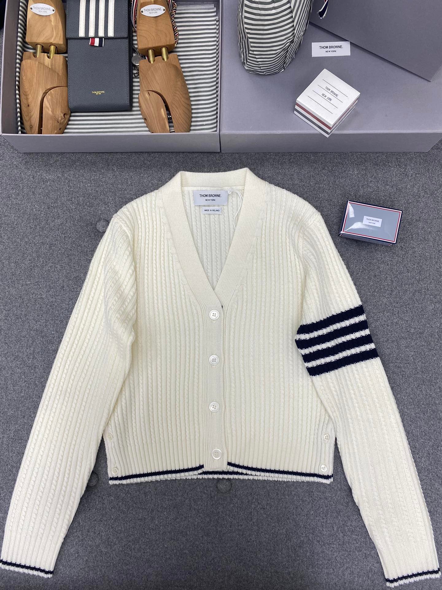 Cardigan classique à col en V à quatre bandes TB