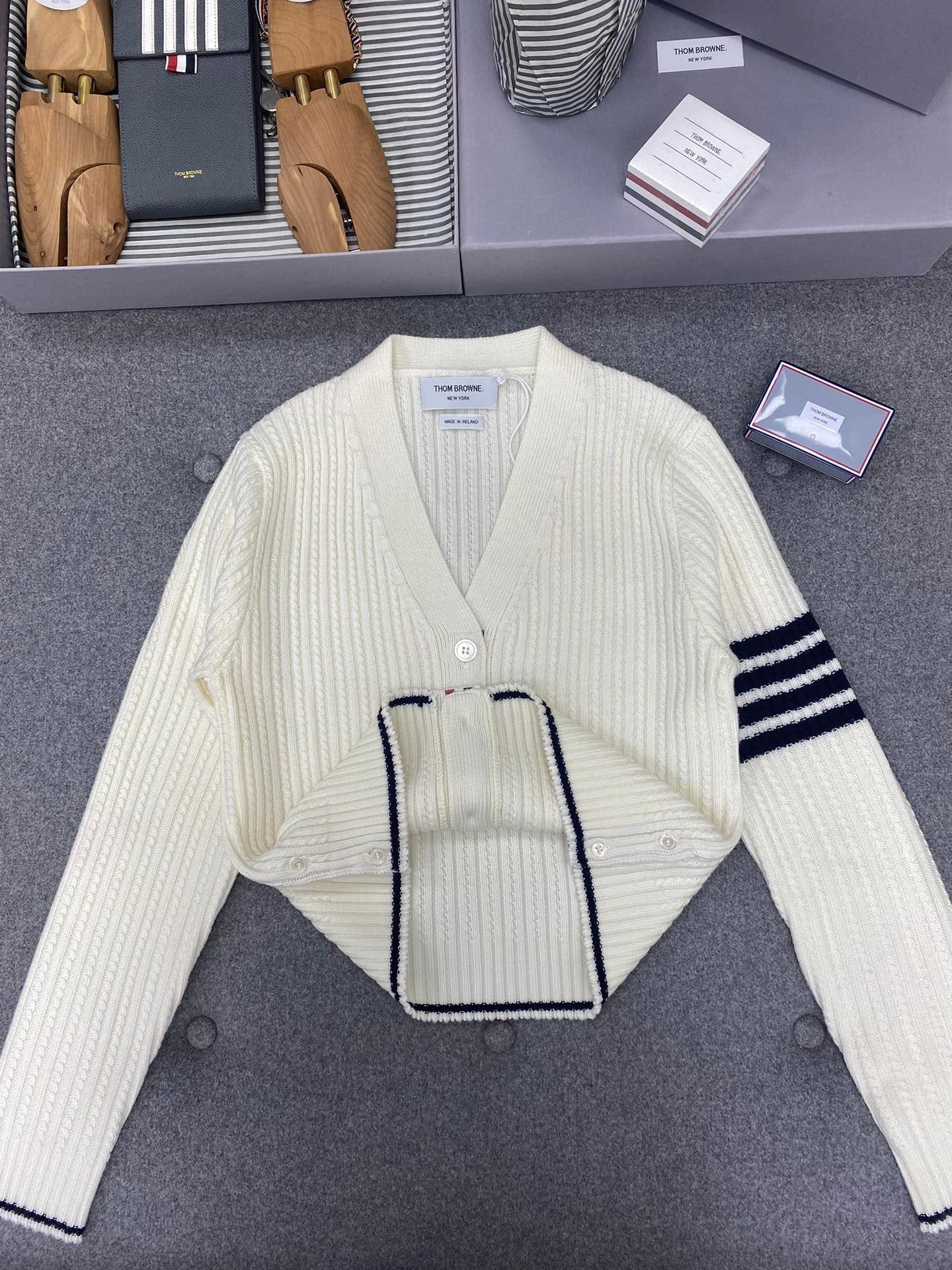 Cardigan classique à col en V à quatre bandes TB