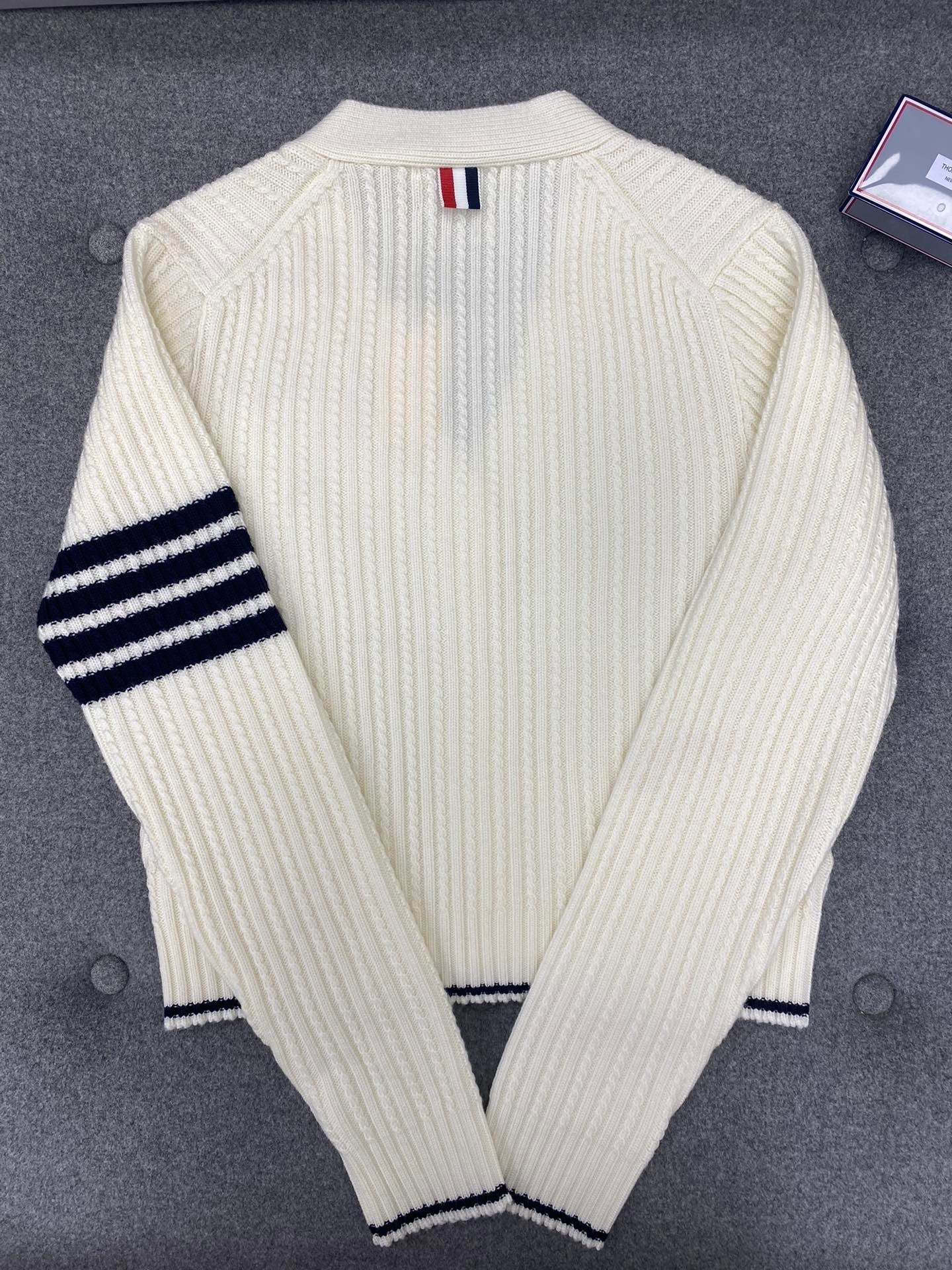 Cardigan classique à col en V à quatre bandes TB