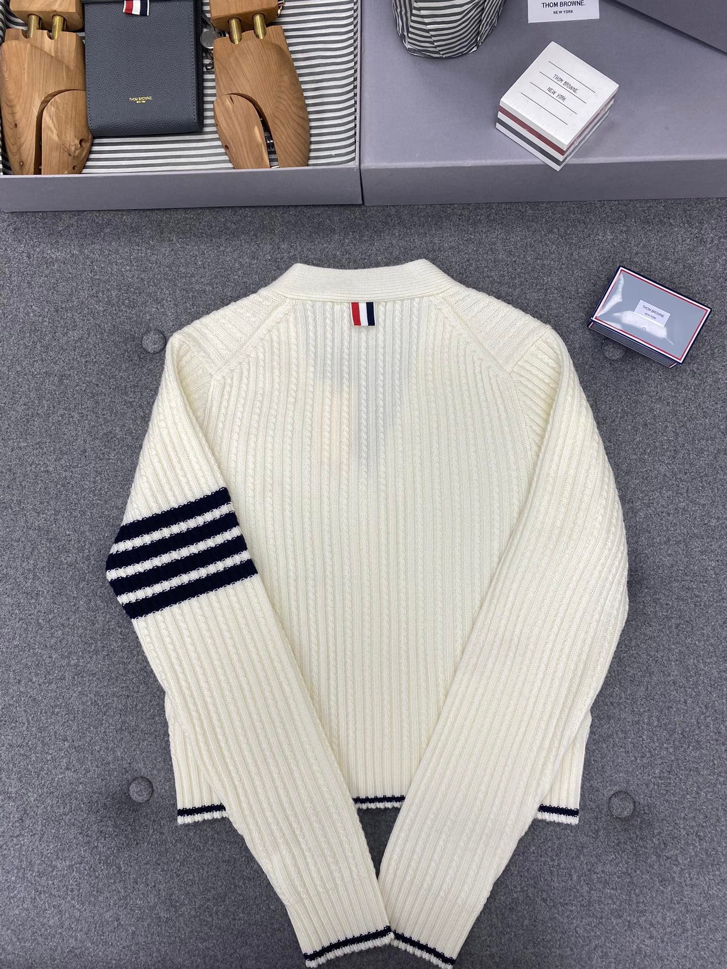 Cardigan classique à col en V à quatre bandes TB