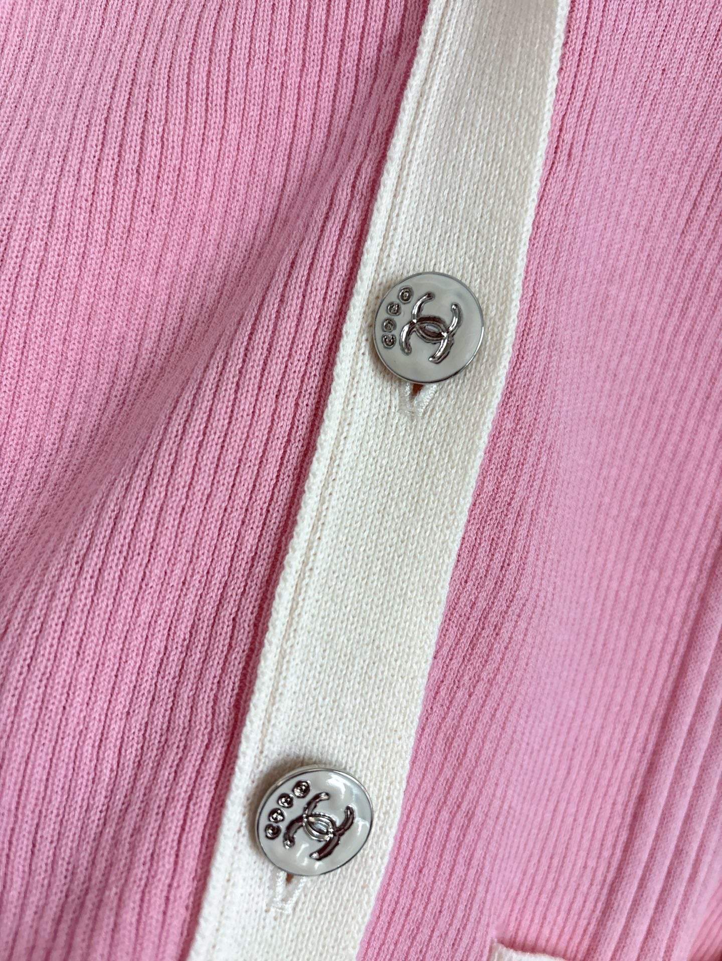 Cardigan rose de la collection Plage