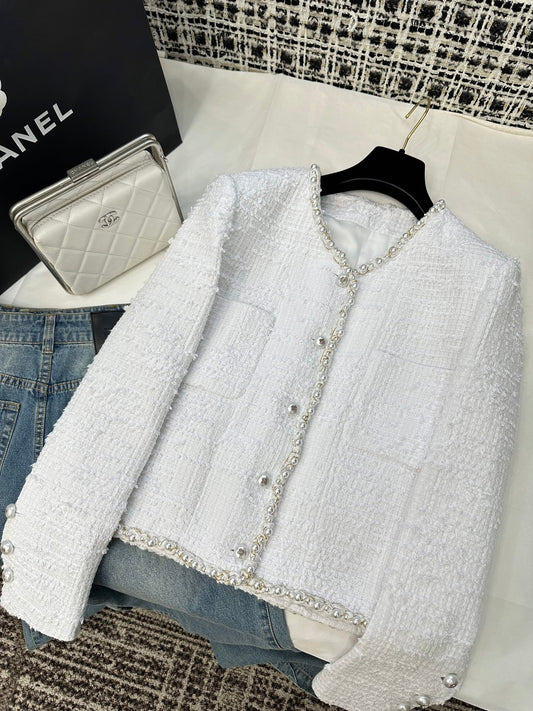 Veste courte à col en V et manches longues en tweed sergé blanc crème avec boutons et finitions en perles