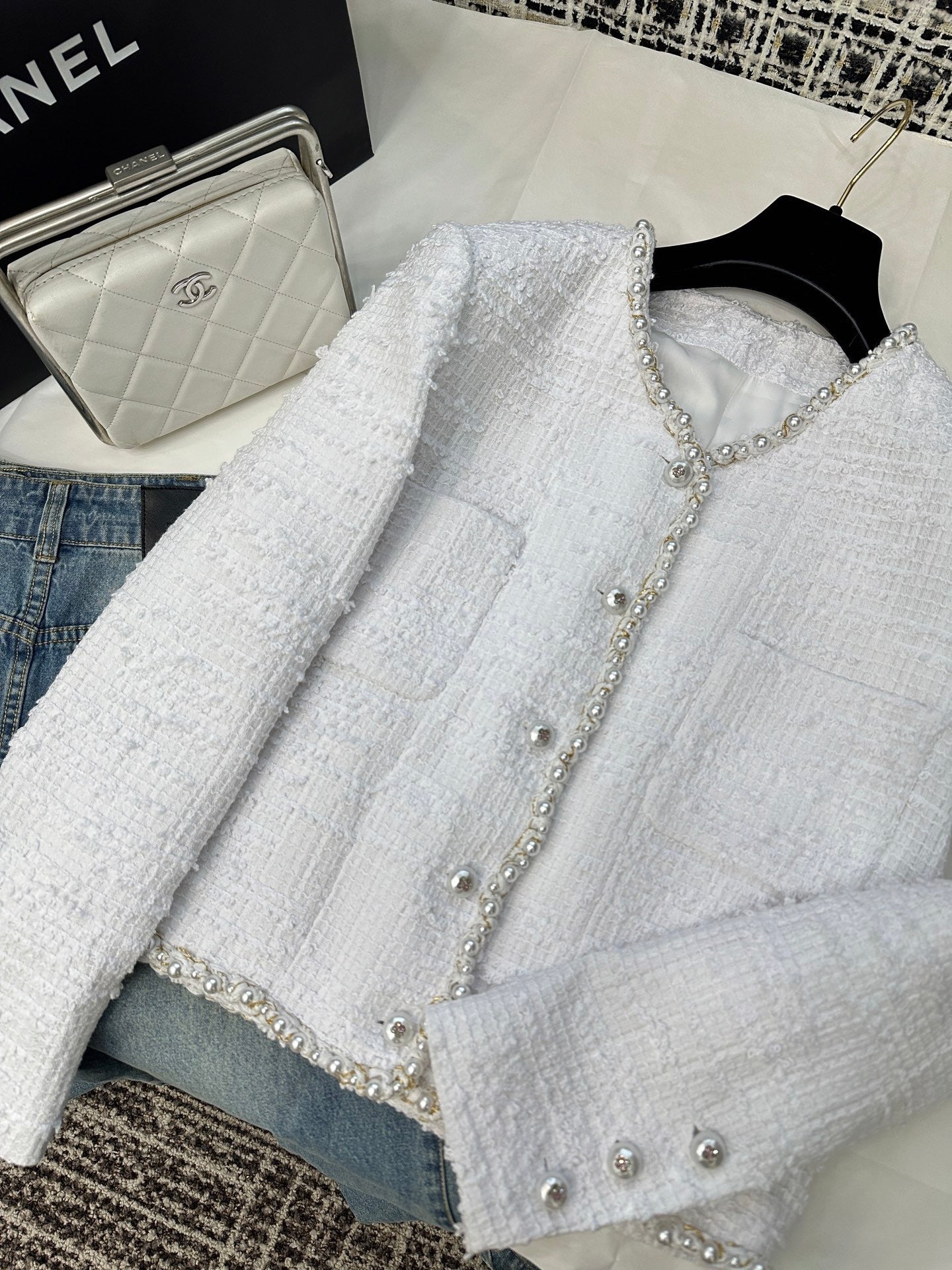 Veste courte à col en V et manches longues en tweed sergé blanc crème avec boutons et finitions en perles
