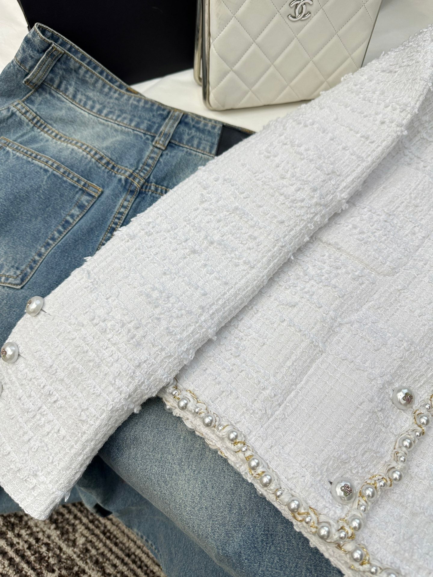 Veste courte à col en V et manches longues en tweed sergé blanc crème avec boutons et finitions en perles