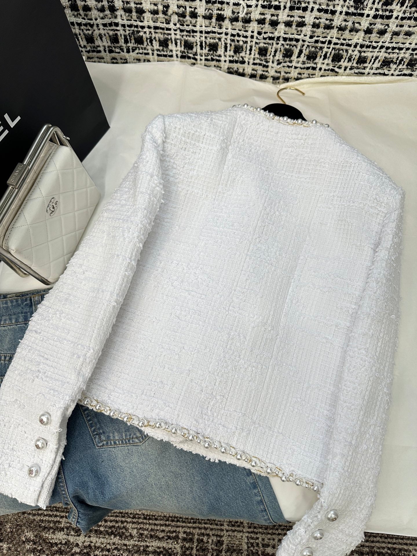 Veste courte à col en V et manches longues en tweed sergé blanc crème avec boutons et finitions en perles