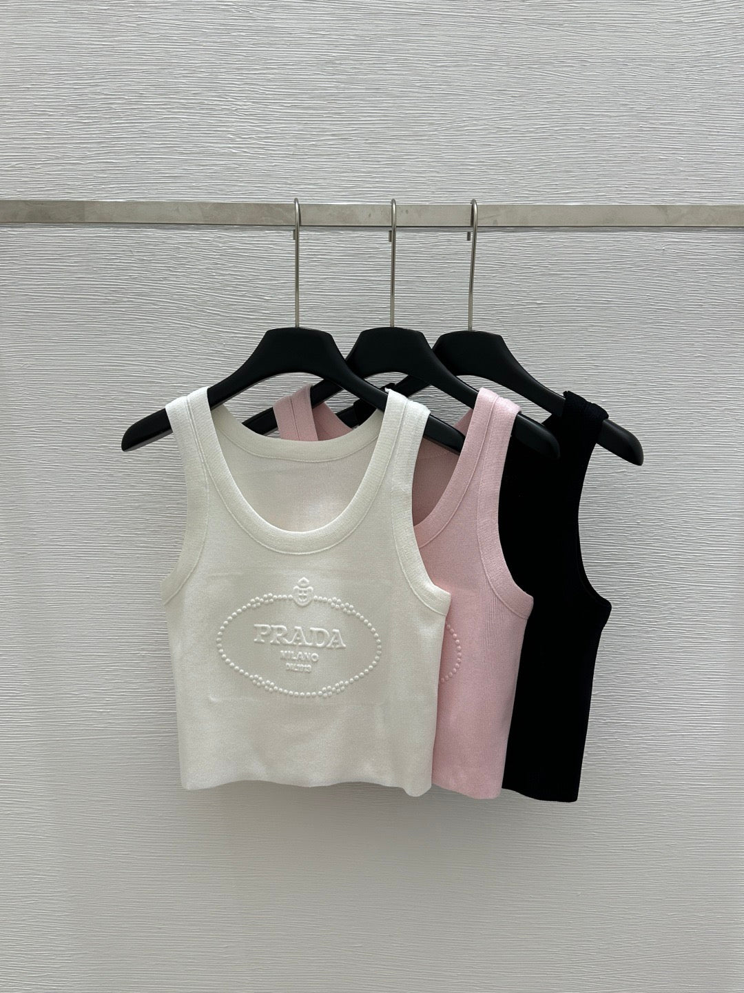 Solid color round neck letter embossed knitted vest