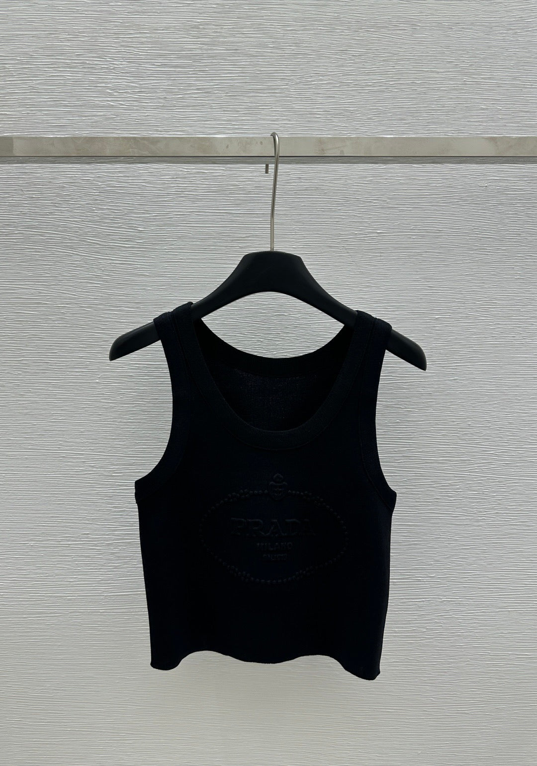 Einfarbige Strickweste mit Rundhalsausschnitt und Buchstabenprägung