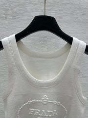 Solid color round neck letter embossed knitted vest