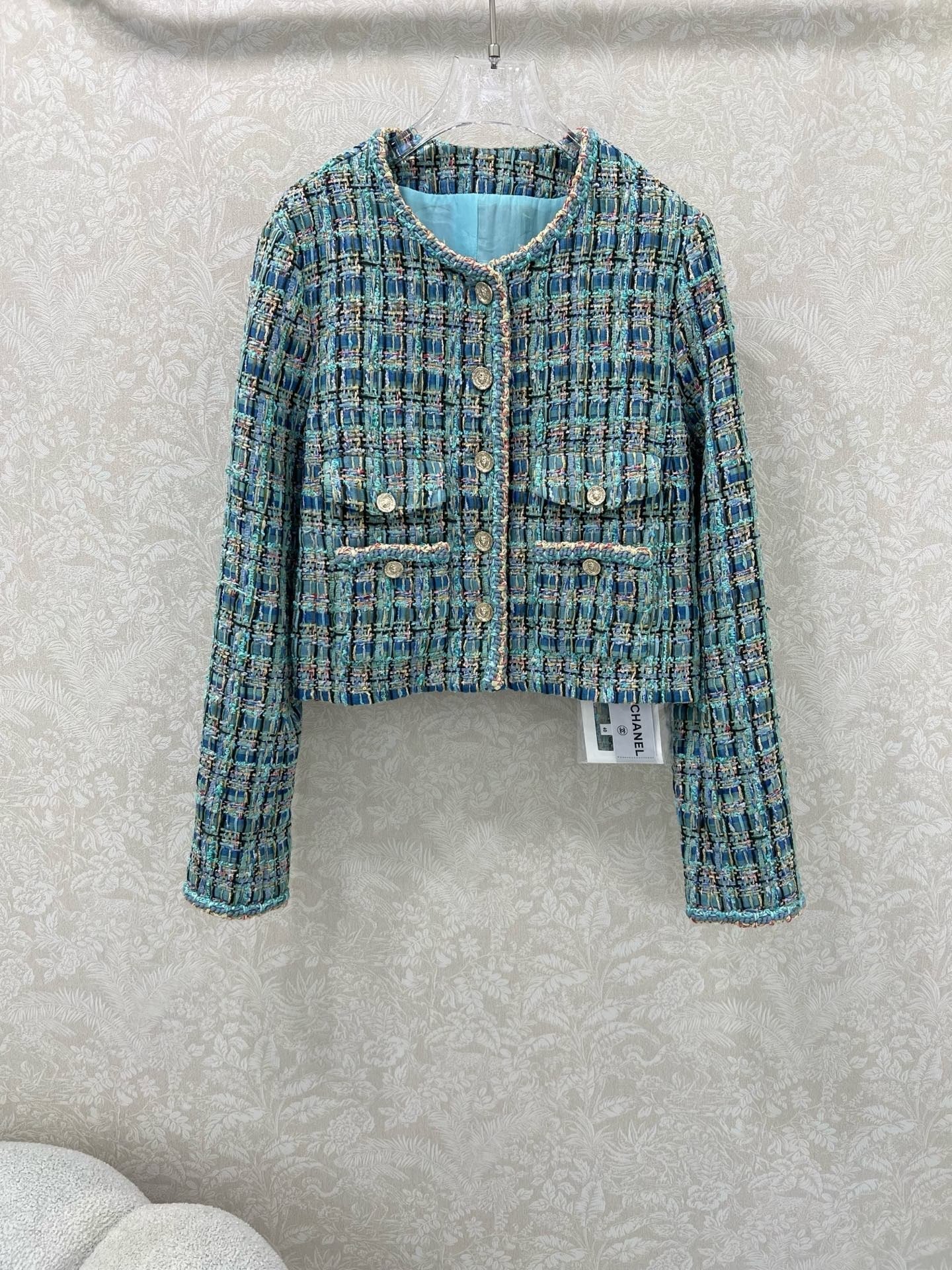 Handgefertigte Serienjacke mit gewebtem Saum