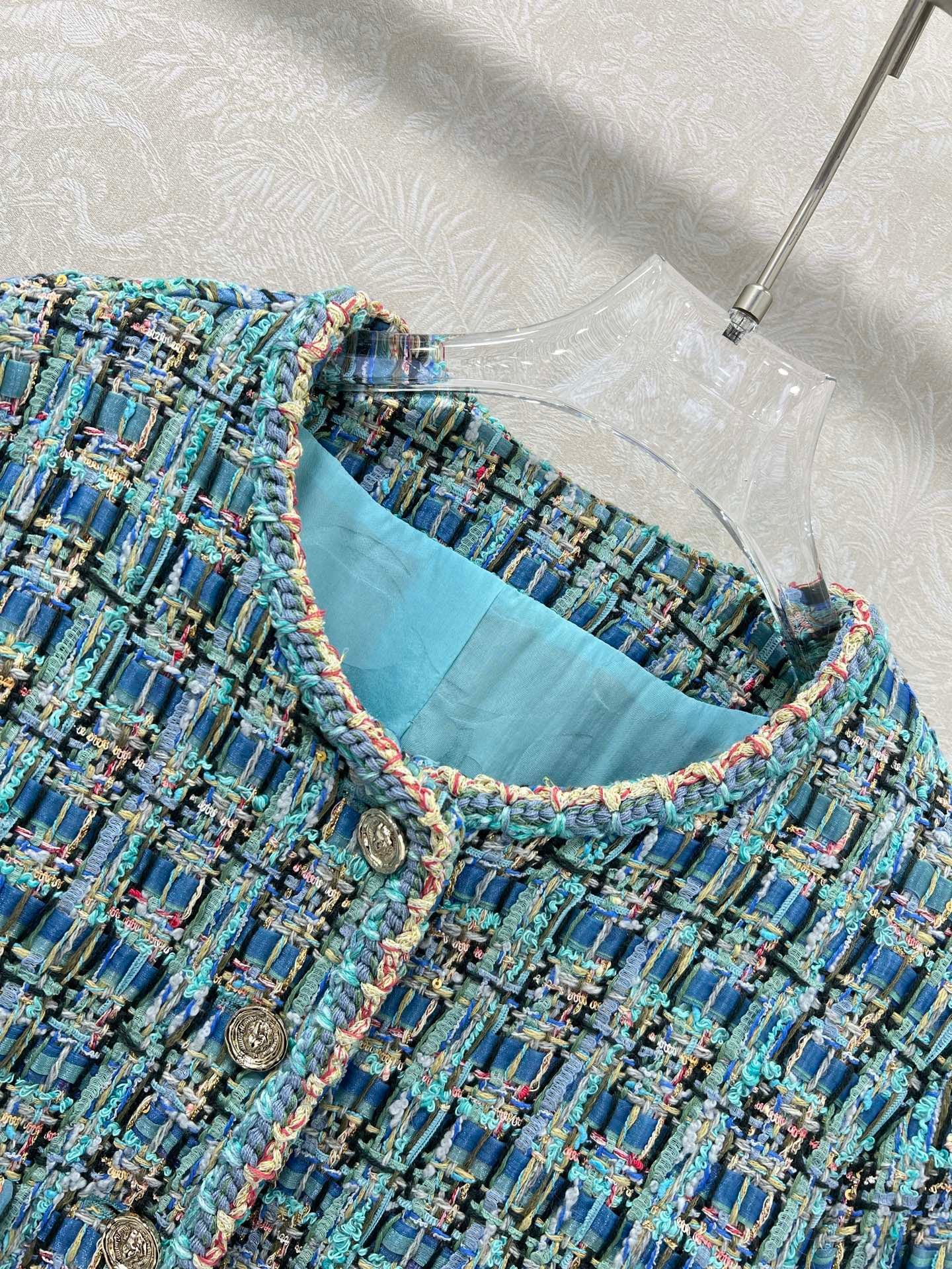 Handgefertigte Serienjacke mit gewebtem Saum