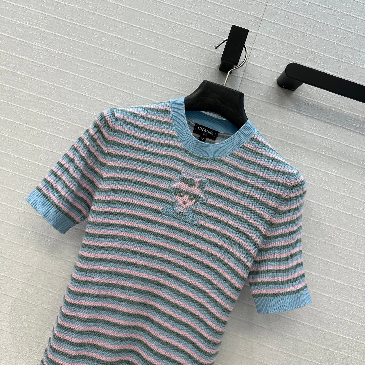 Pull en laine à rayures colorées