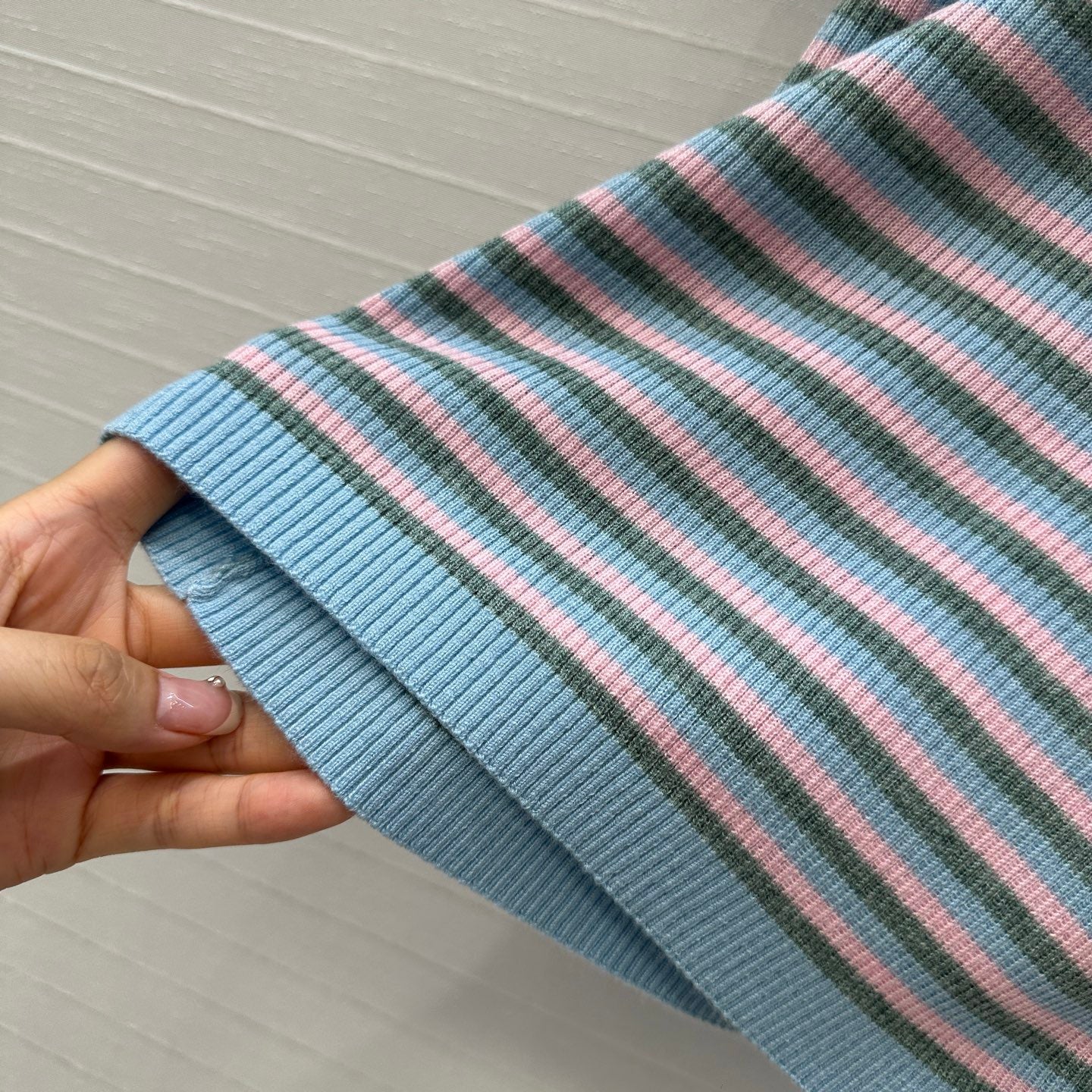 Pull en laine à rayures colorées