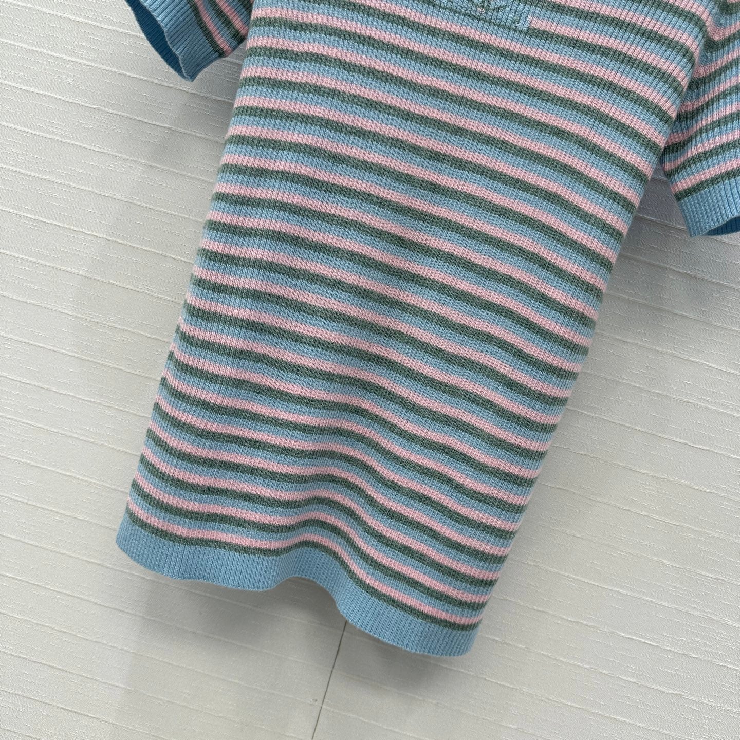 Pull en laine à rayures colorées