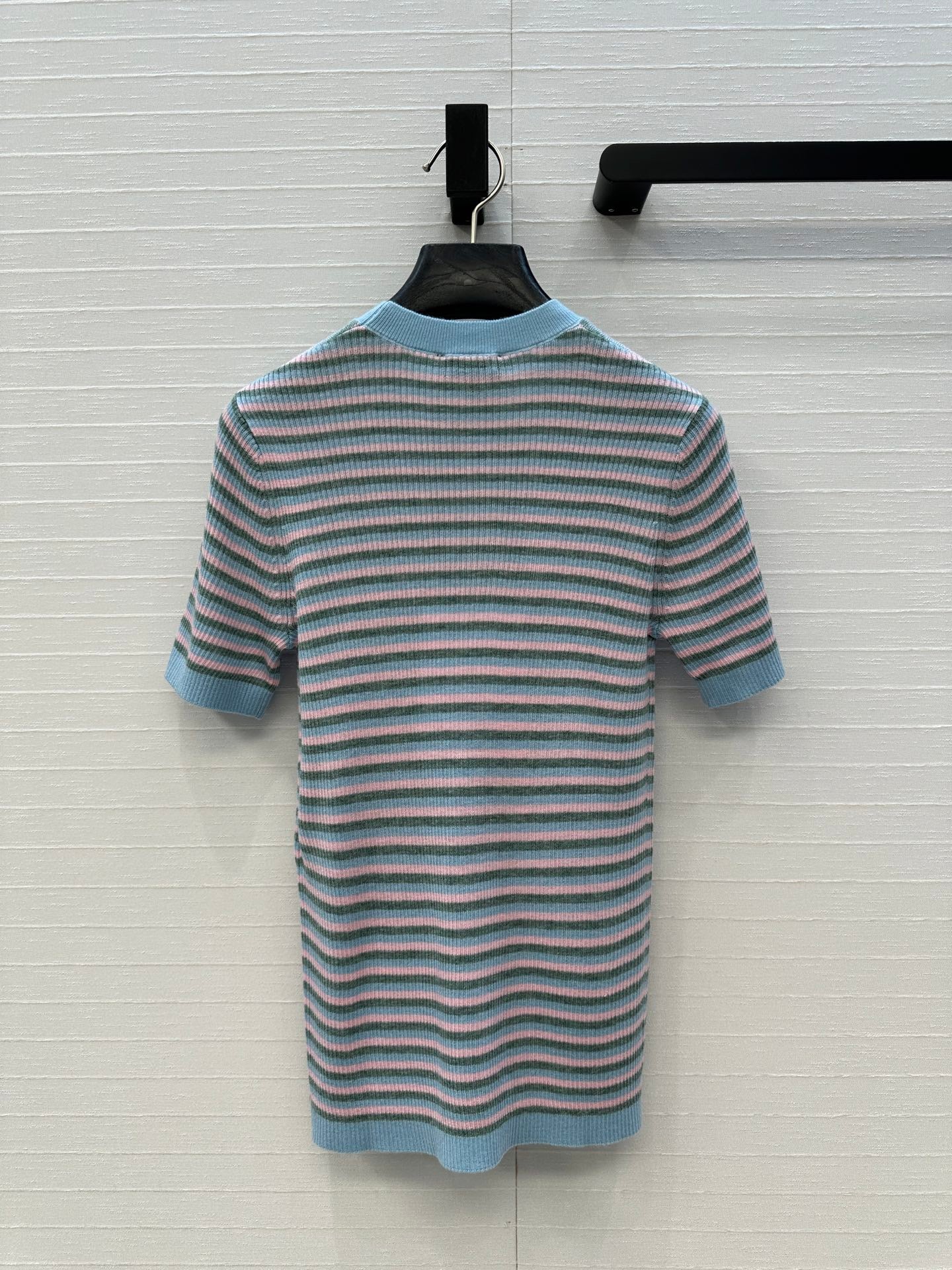 Pull en laine à rayures colorées