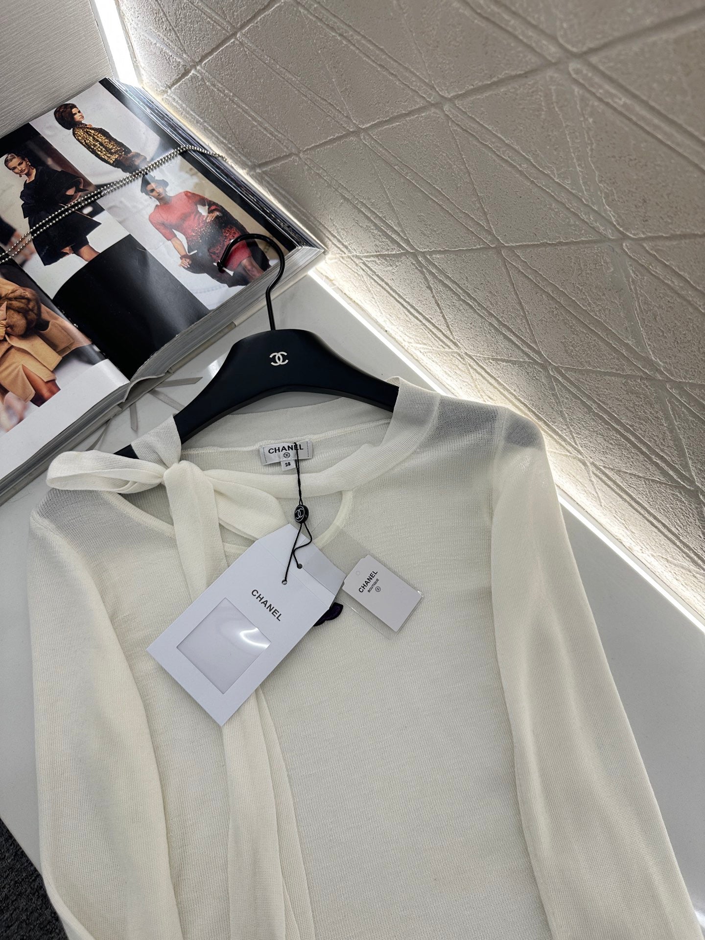 schulterfreies Stricktop mit Bindeband