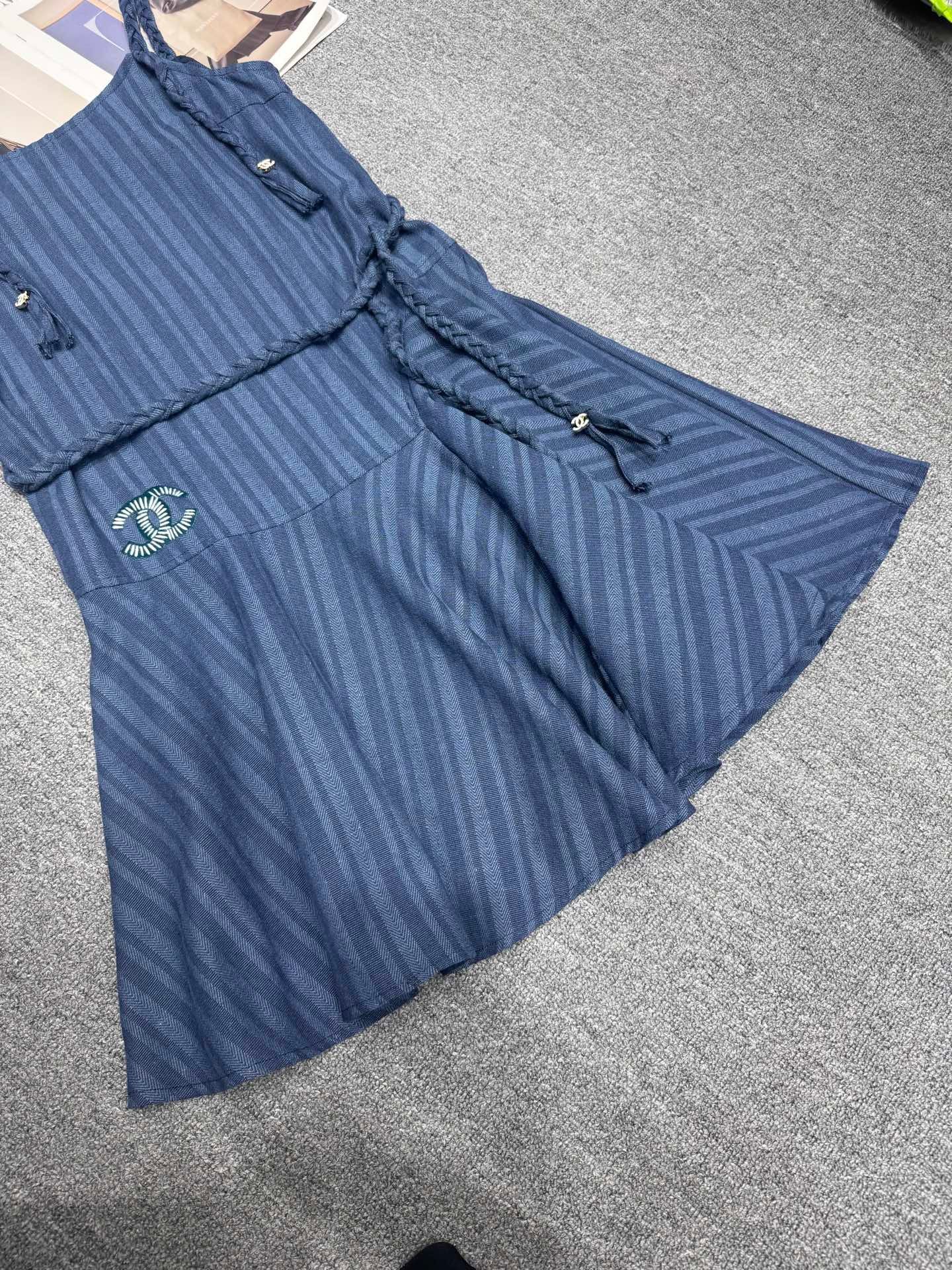 Strapskleid mit unregelmäßigem Saum