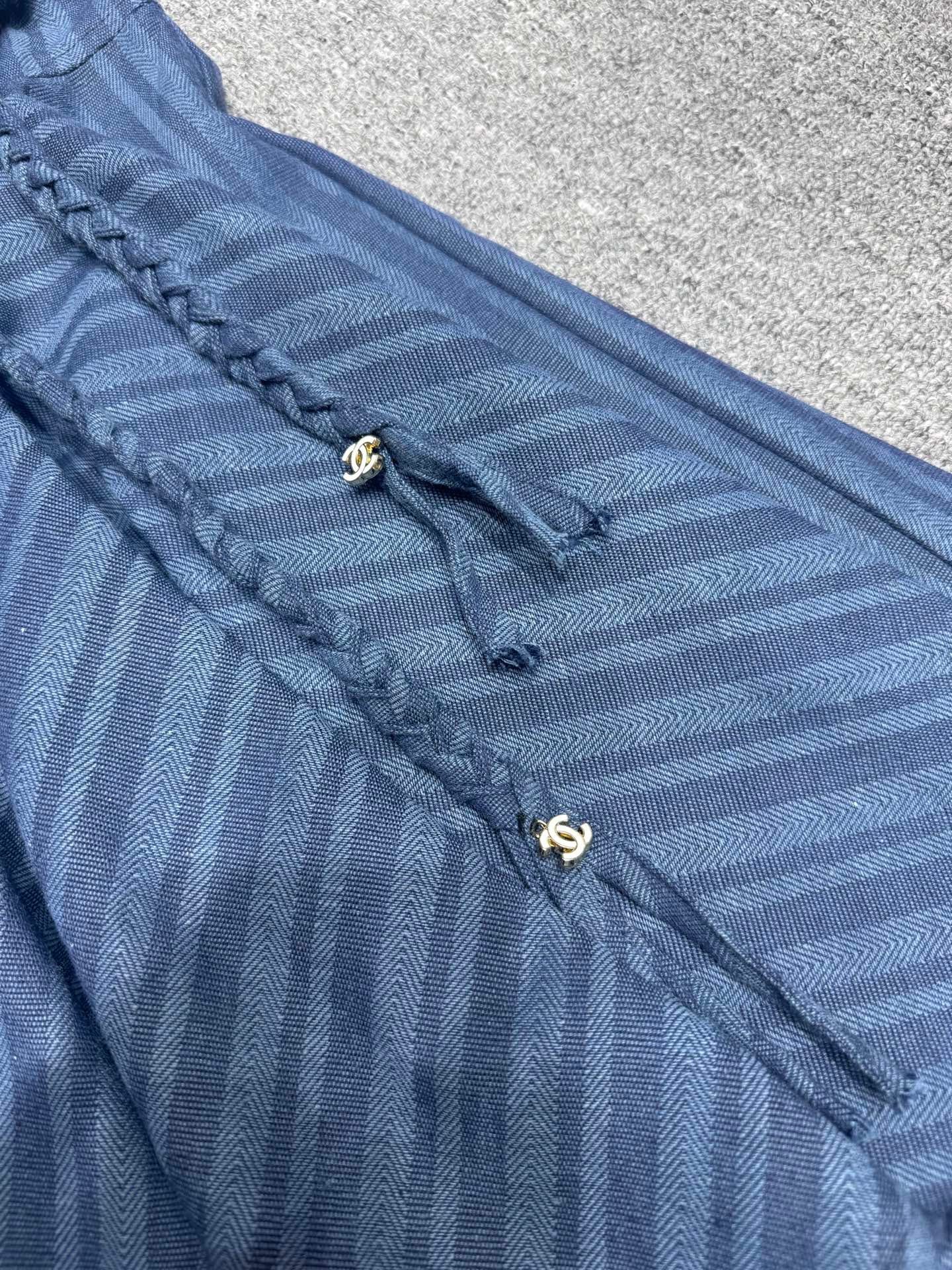 Strapskleid mit unregelmäßigem Saum