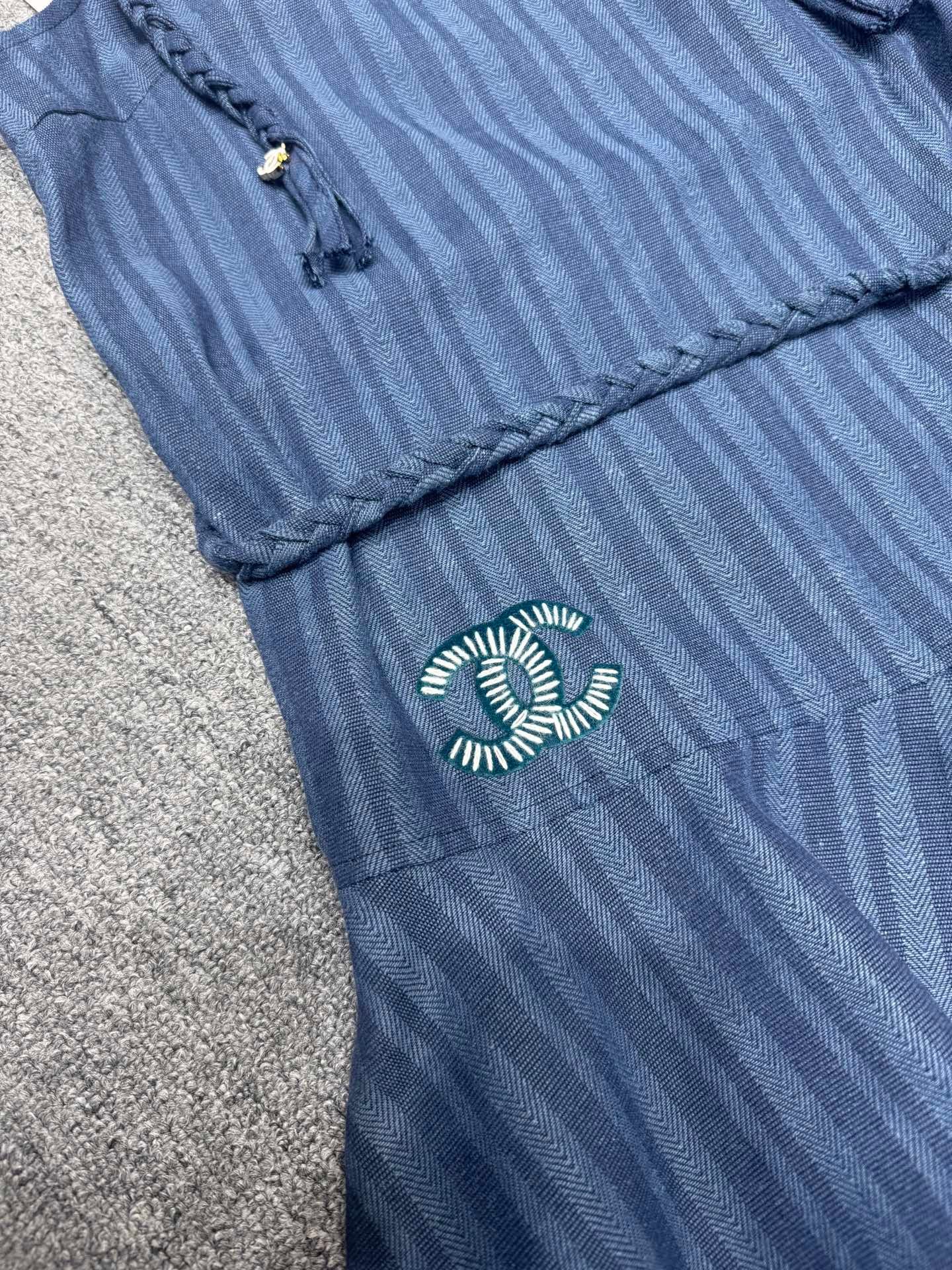 Strapskleid mit unregelmäßigem Saum