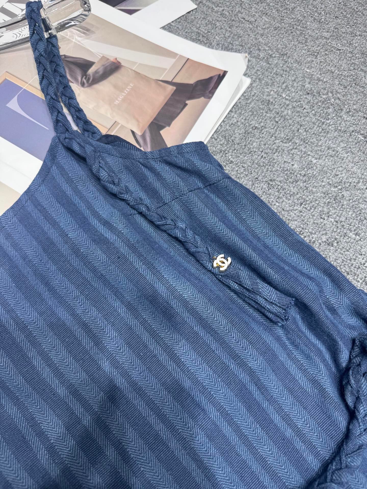 Strapskleid mit unregelmäßigem Saum