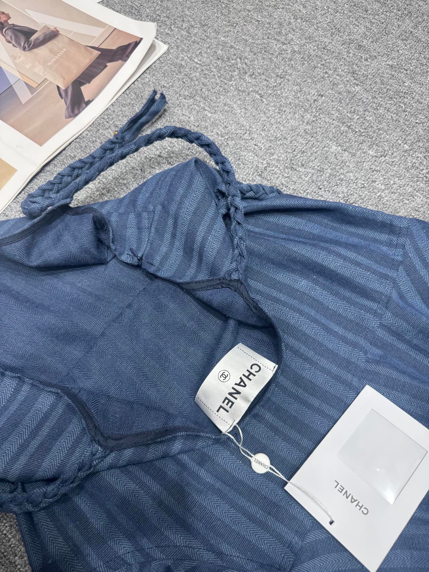 Strapskleid mit unregelmäßigem Saum