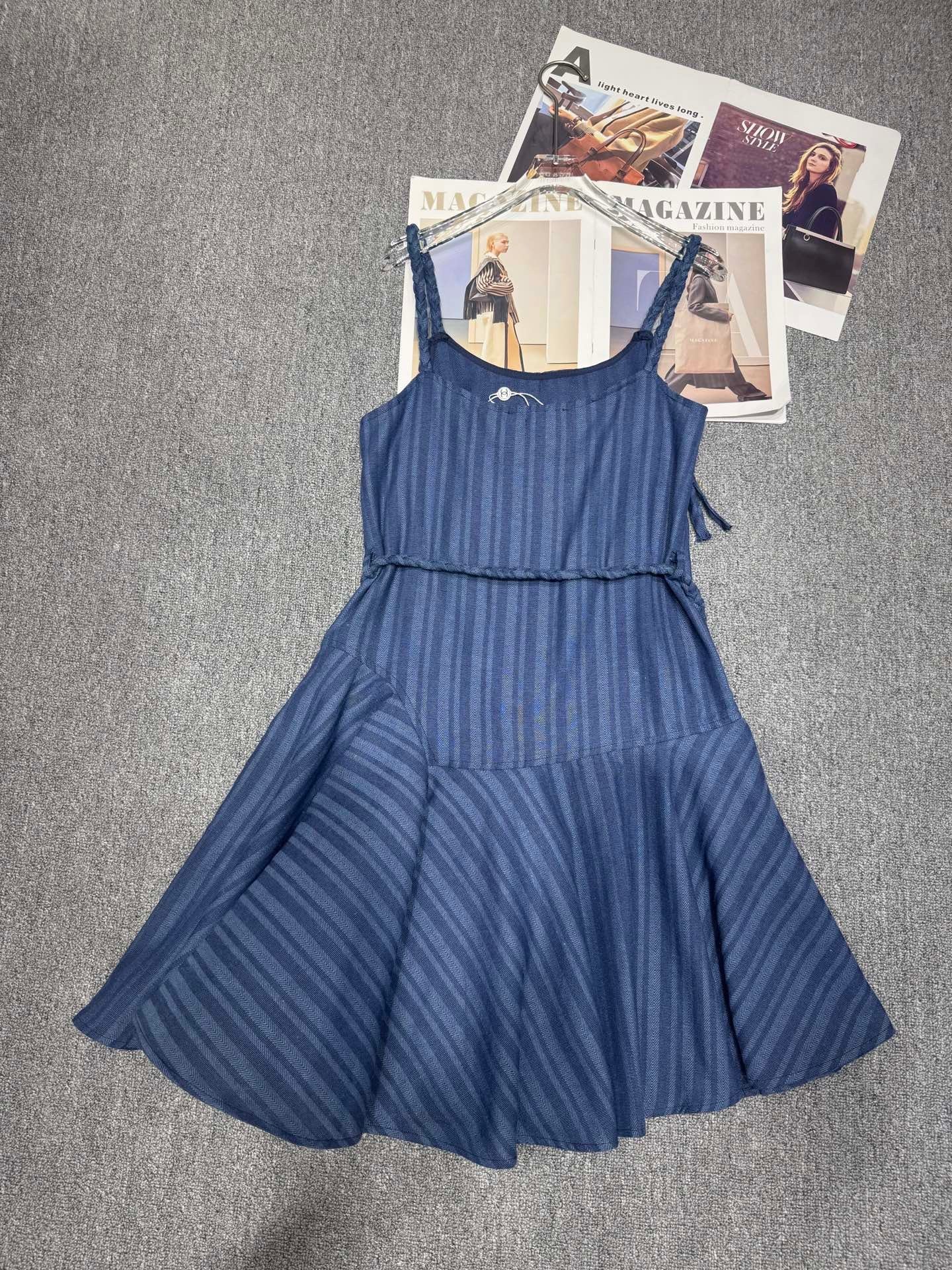 Strapskleid mit unregelmäßigem Saum