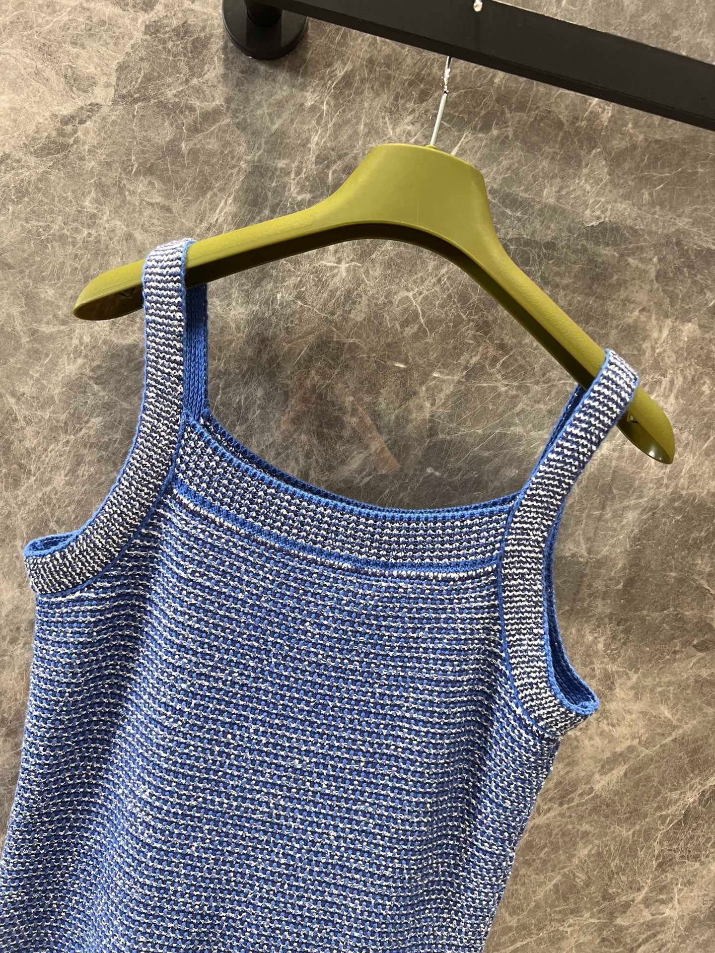 Schweres Retro-Slingkleid mit Zopfmuster