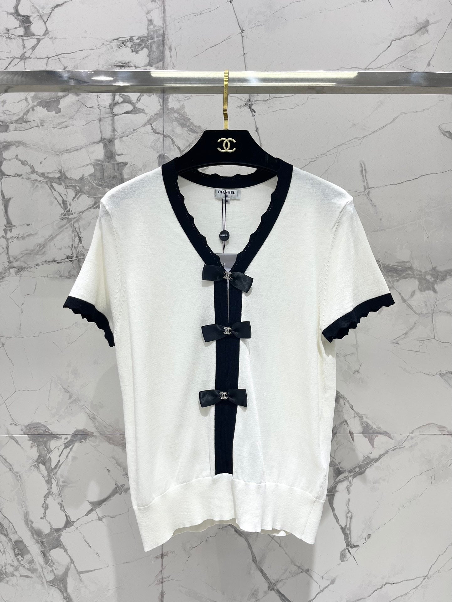 Cardigan tricoté à col en V et blocs de couleurs avec nœud