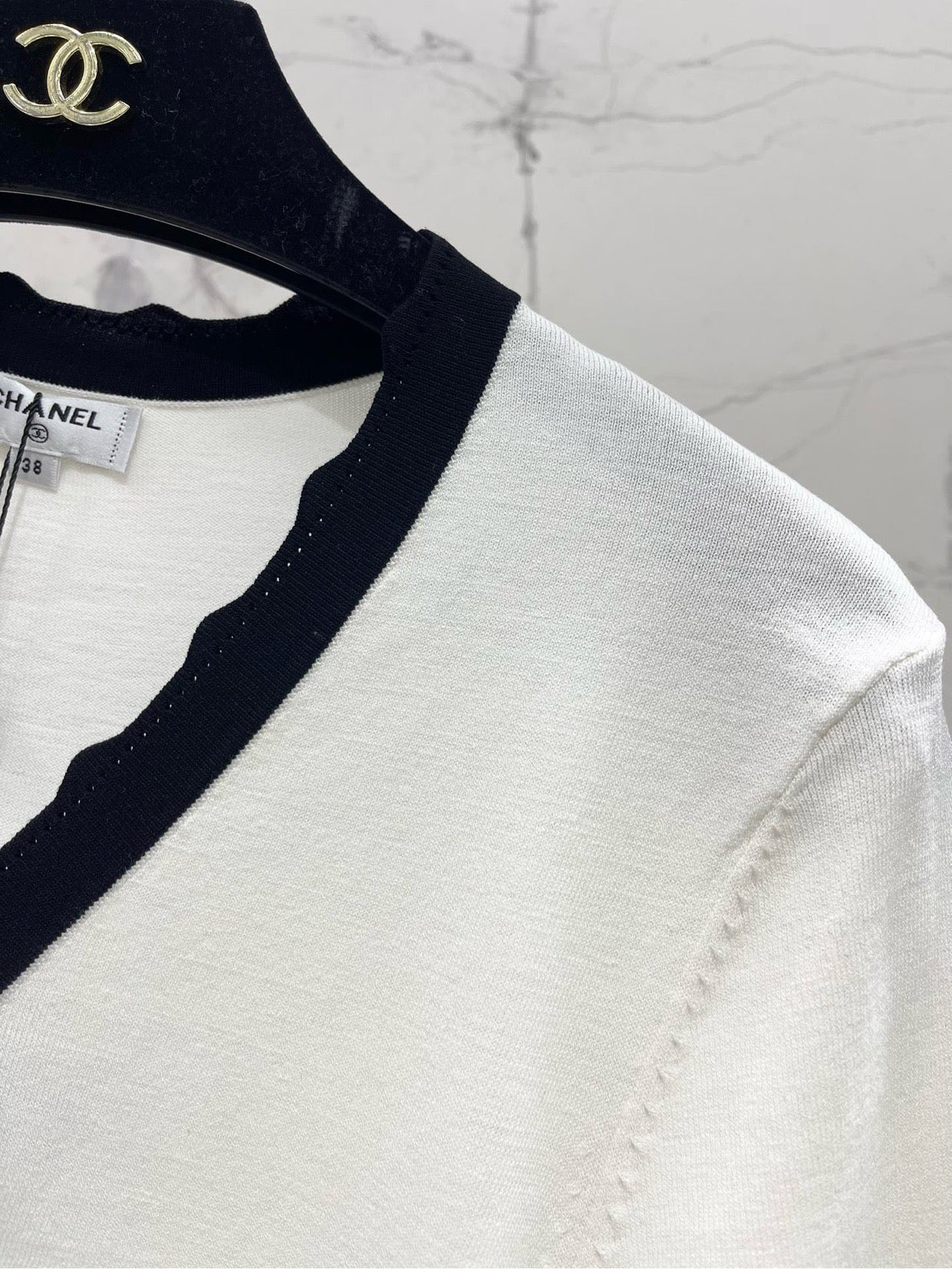 Cardigan tricoté à col en V et blocs de couleurs avec nœud