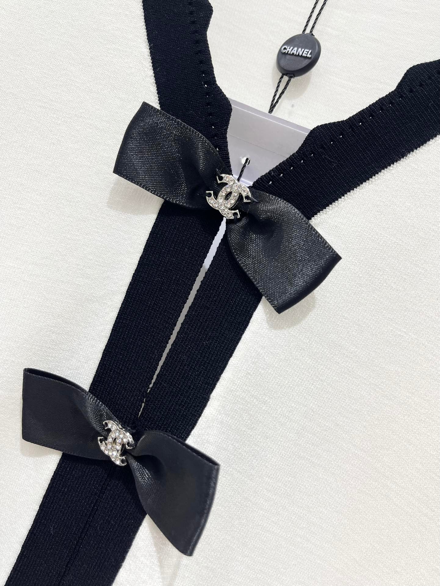 Cardigan tricoté à col en V et blocs de couleurs avec nœud