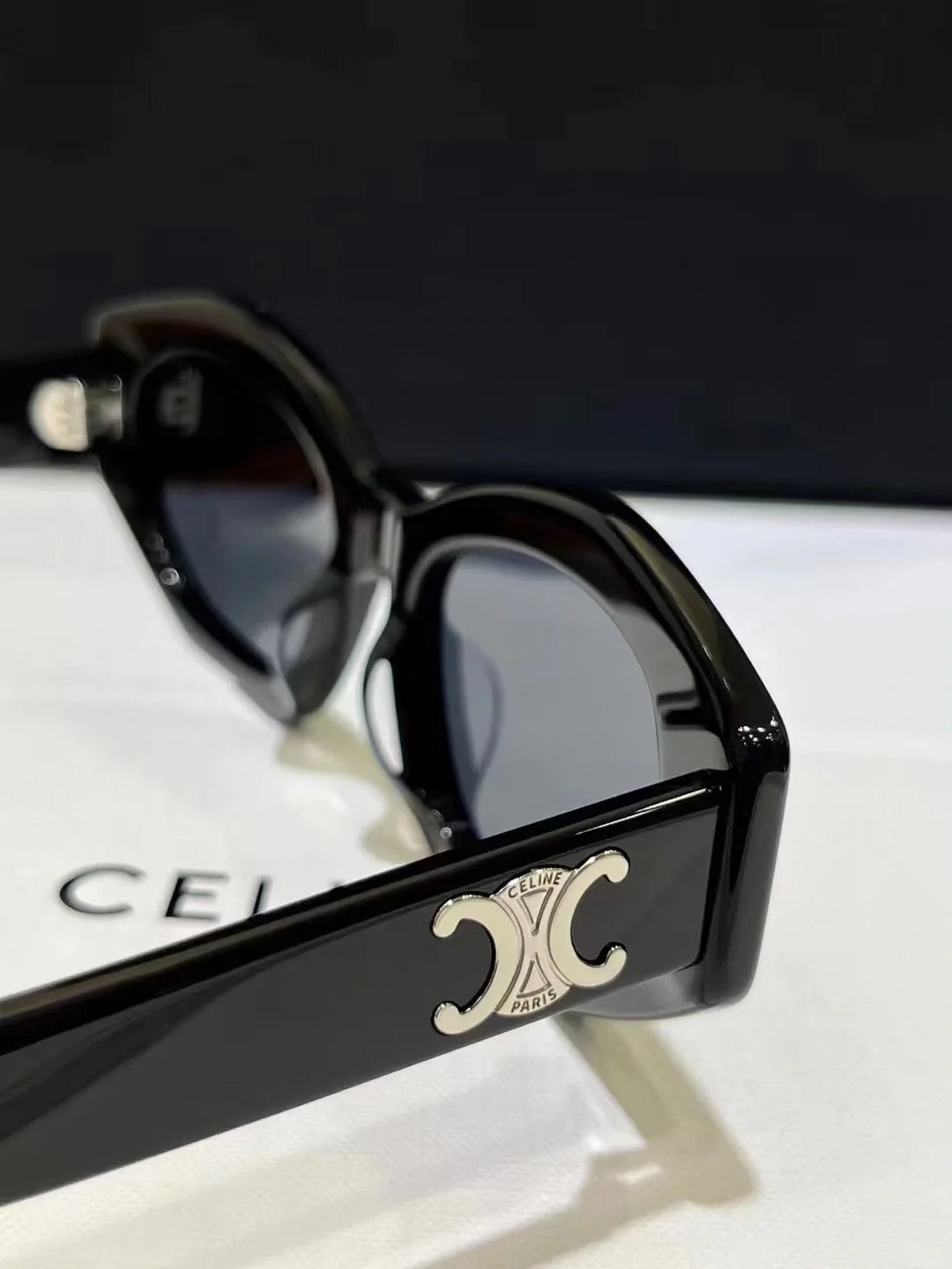 Polygonale schwarz-silberne Brille