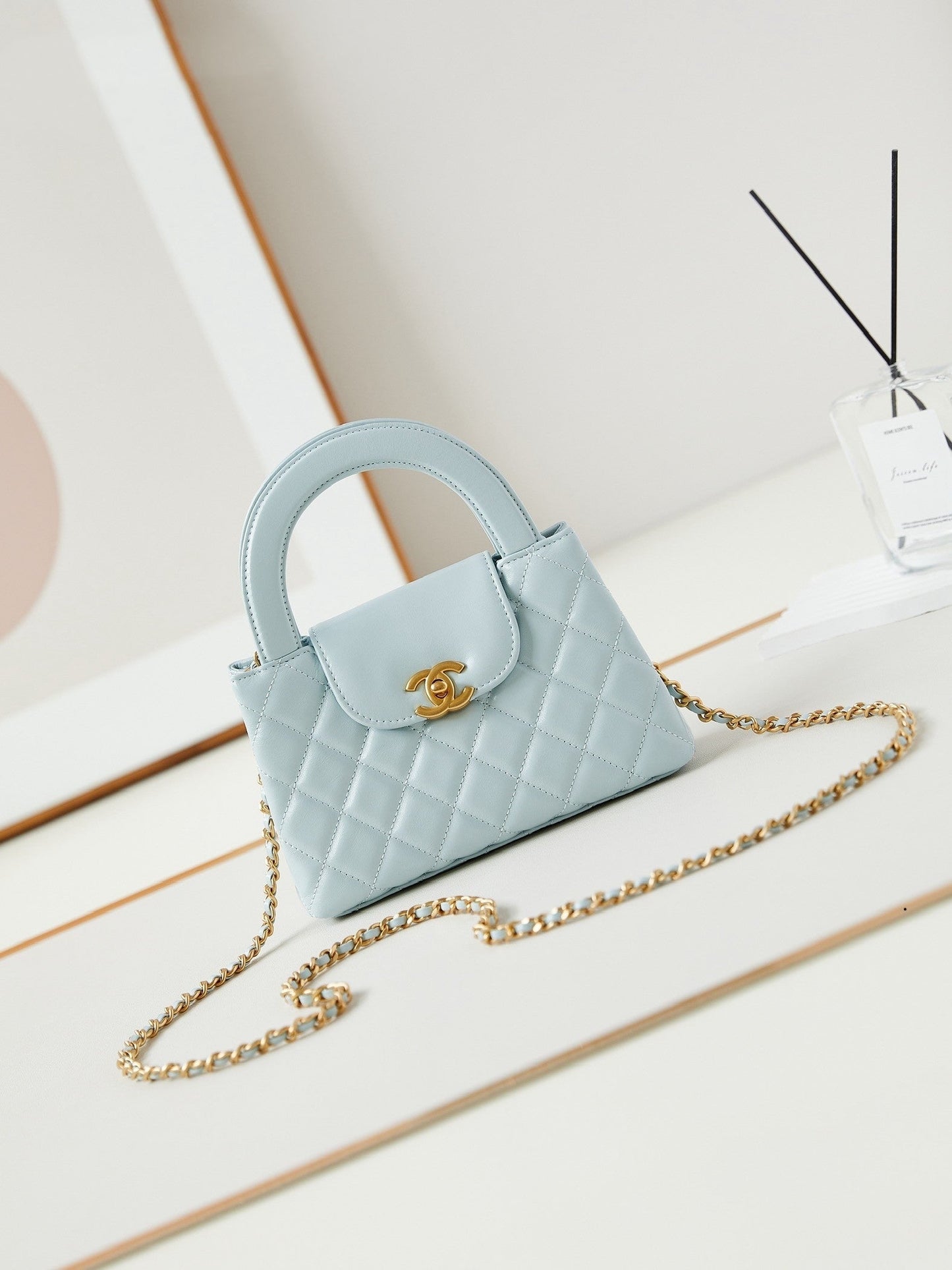 Beliebte Schultertasche aus Leder mit Kettengriff