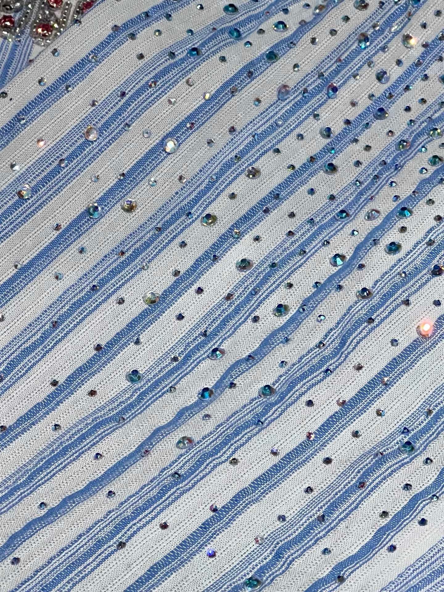 Chemise à rayures et strass à épaules tombantes 