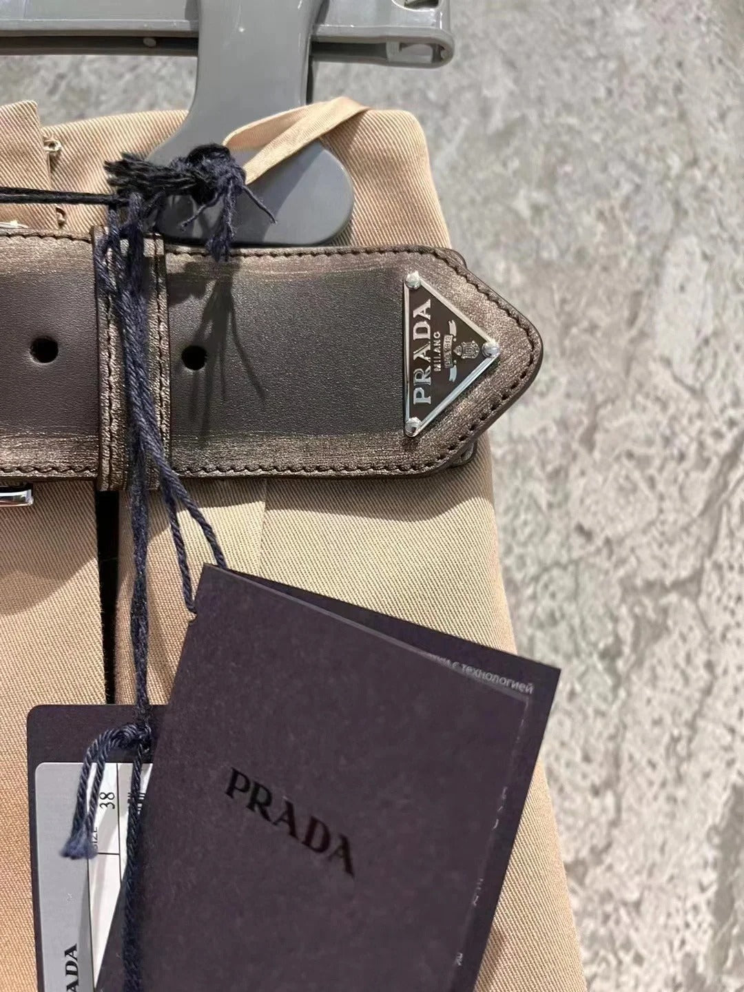 Hellkhakifarbener Faltenrock mit kleinen Falten