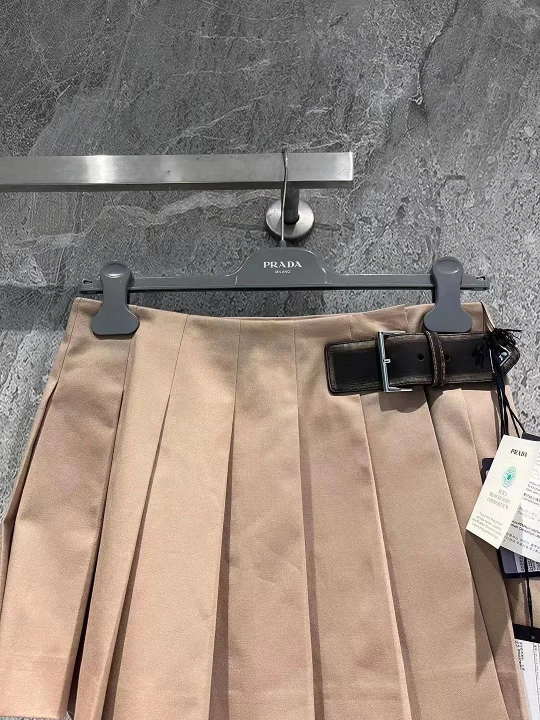 Hellkhakifarbener Faltenrock mit kleinen Falten