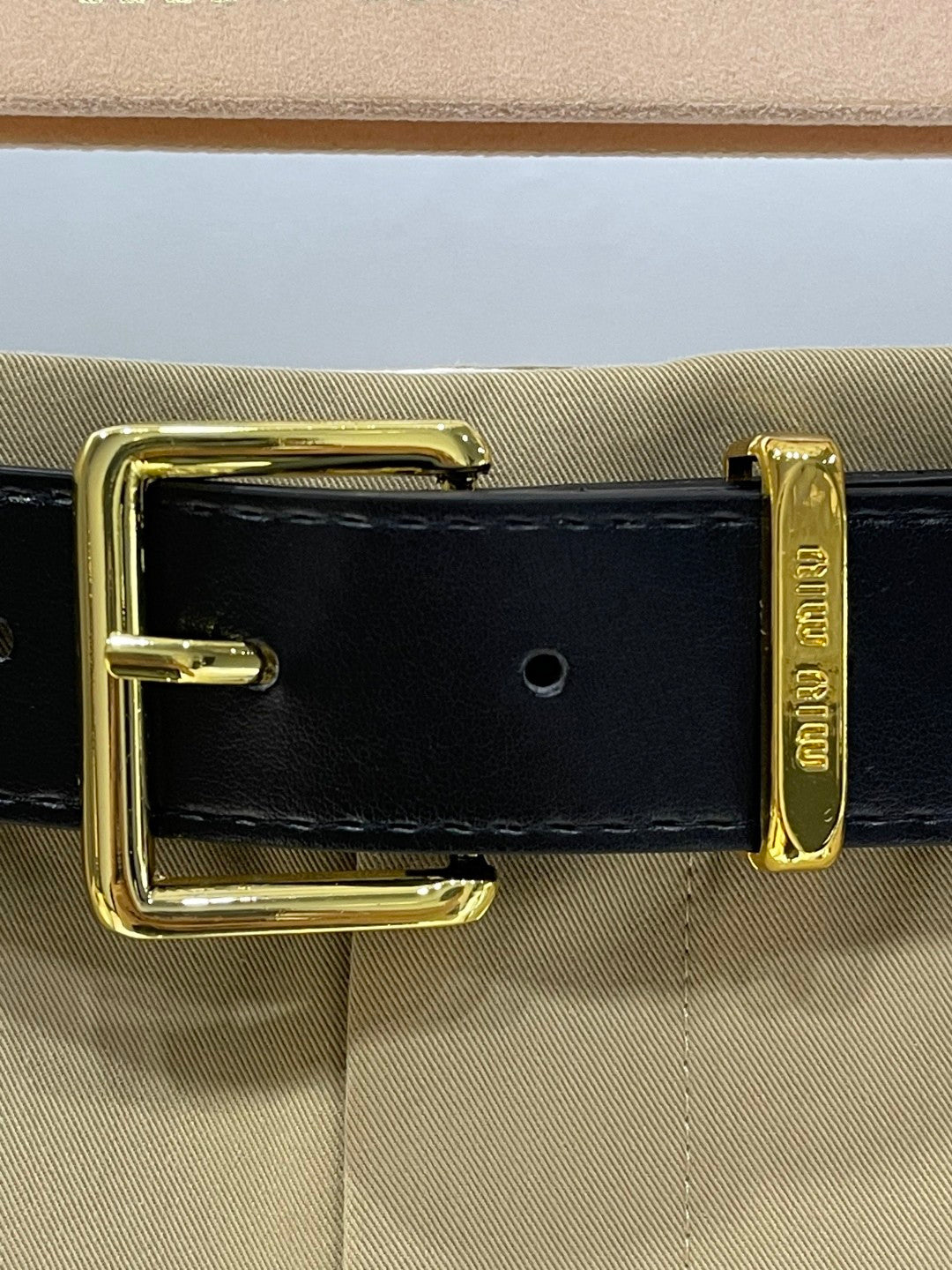 Khakifarbener Minirock mit kariertem Saum